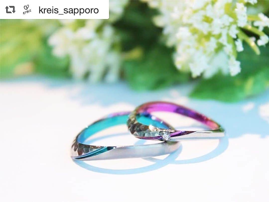 SORA ≪SORA表参道の公式アカウント≫のインスタグラム：「. @sora_omotesando をフォローして、ぜひ『 #結婚指輪sora 』のハッシュタグを入れてお写真を投稿してください＊* . こちらのお写真は、SORA正規取扱店「 Kreis クライス @kreis_sapporo 」さまからリグラムさせていただきます♪ . ･:*+.･:*+.･:*+.･:*+.･:*+.･:*･: SORA「コントレイル」 ひこうき雲をイメージしたデザイン。 . 雲と青空をかけてゆくような一本のライン。 どこを正面にして着けるかで、 すごく印象が変わります。 . 指輪に発色が可能な#ジルコニウム は比重が軽いというのも特徴の一つです。 ・ おふたりらしい雲は何色でしょうか？ . 【写真の発色】 愛情をこめてピンクサファイア 永遠の絆をブルーダイアモンド ･:*+.･:*+.･:*+.･:*+.･:*+.･:*･: . #結婚指輪 #婚約指輪 #表参道 #金属アレルギー #金属アレルギー対応 #レアメタル #鍛造  #手作り #手作り指輪 #マリッジリング #エンゲージリング #ブライダル #ウェディング #プレ花嫁 #クリエィティブ #デザイン #個性的 #bridal #wedding #jewelry #ring #weddingring #creative #design #japaneseart #madeinjapan  #サムシングブルー」