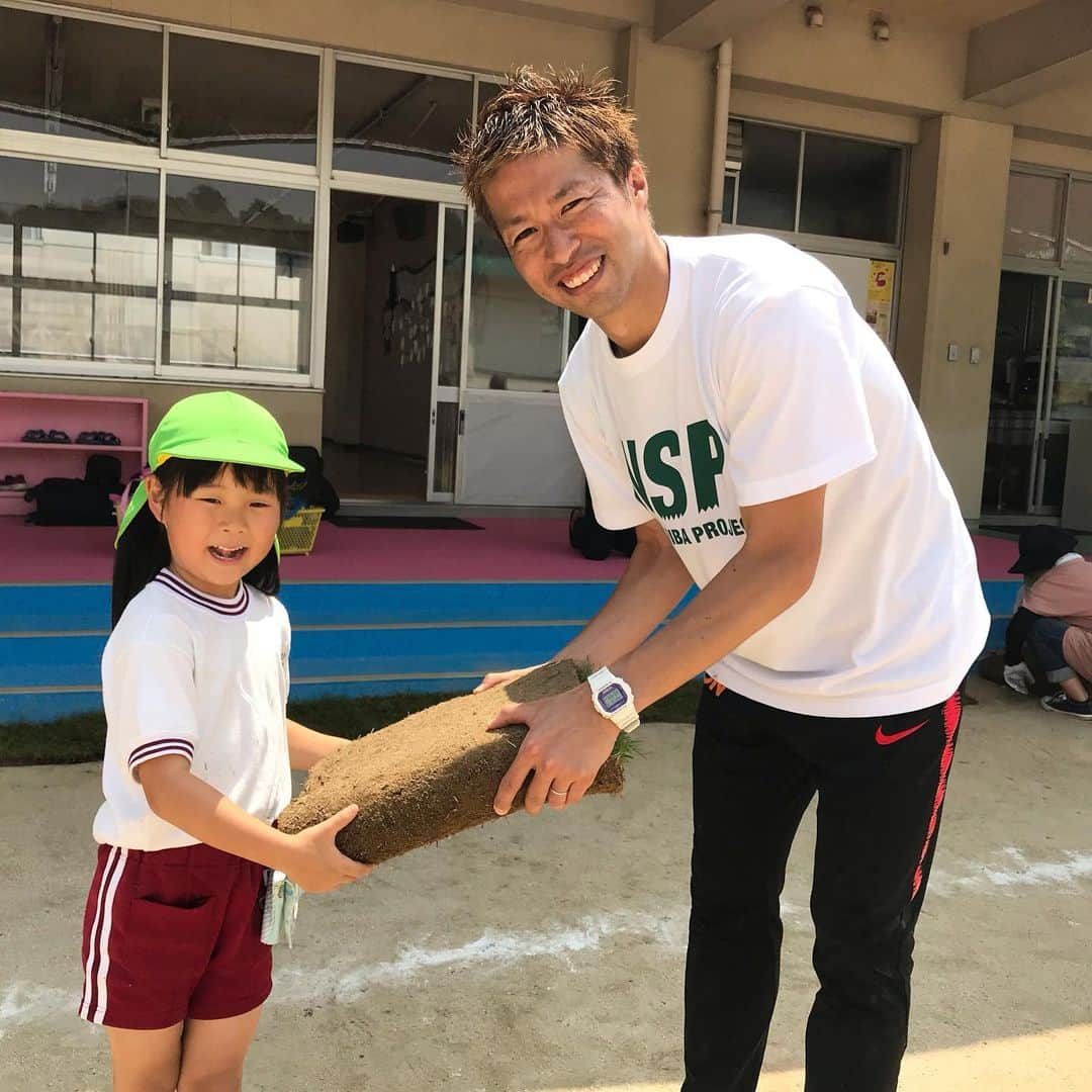 森崎浩司さんのインスタグラム写真 - (森崎浩司Instagram)「今日、丹羽芝プロジェクトの一環で自分が通っていた矢野幼稚園で、ふれあいサッカー教室と芝生を幼稚園に植えるイベントに参加させていただきました😊⚽️ 今はFC東京の選手である丹羽大輝がこのプロジェクトの中心として協力してくれて、このような素敵なイベントを僕自身が卒園した矢野幼稚園で開催されたことが非常に嬉しく、子供達や保護者の皆様にも喜んでいただけたんじゃないかなと思います🥰😃 子供達には芝生の上で思いっきり楽しんでほしいです😁😃😄 #FC東京 #丹羽大輝 #石川直宏 #クラブコミュニケーター #名古屋グランパスエイト #千葉和彦 #サンフレッチェ広島 #中林洋次  #渡大生 #森崎和幸 #クラブリレーションズマネージャー  #森崎浩司 #アンバサダー」6月3日 14時11分 - koji.morisaki77