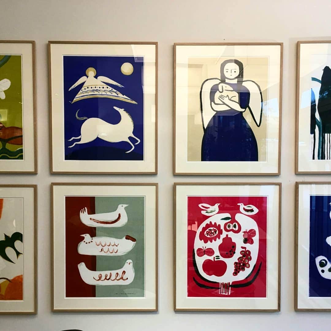 LEEさんのインスタグラム写真 - (LEEInstagram)「週末の二子玉川、平澤まりこさん作品展  蔦屋家電にあるアルフレックスのお店で、イラストレーター平澤まりこさん @mariko_h の作品展が開催されているので行って来ました。  壁一面にモノタイプという技法で刷られた版画が飾られていて、壮観です。生き生きとした動物や物語の中から飛び出してきたような人物。それをアルフレックスのソファに座りながらゆったり眺めては、ここが我が家だったらそれは素敵であろうと夢想してみる。  この展示は17日まで。来週の土曜日、8日には、蔦屋家電のダイニングスペースで平澤さんと浜島直子さんのトークイベントもあるそうですよ。  しばし堪能したあとで平澤さんの絵をリビングに飾りたいなとと思い立ち、三枚目の写真の右下の銅版画のものを僭越ながら購入させていただくことに。タイトルが「導き」というのがまたぐっときます。今から届くのが楽しみです。(父さんK)  #magazinelee #LEEWeb #蔦屋家電 #二子玉川  #平澤まりこ #はじめてのことはいつだっていい予感から始まる #平澤さんの写真を撮り忘れてすみません #LEE編集部員はあの人に会えるから行くべし #arflex #LEE編集部のお買い物」6月3日 14時18分 - magazinelee
