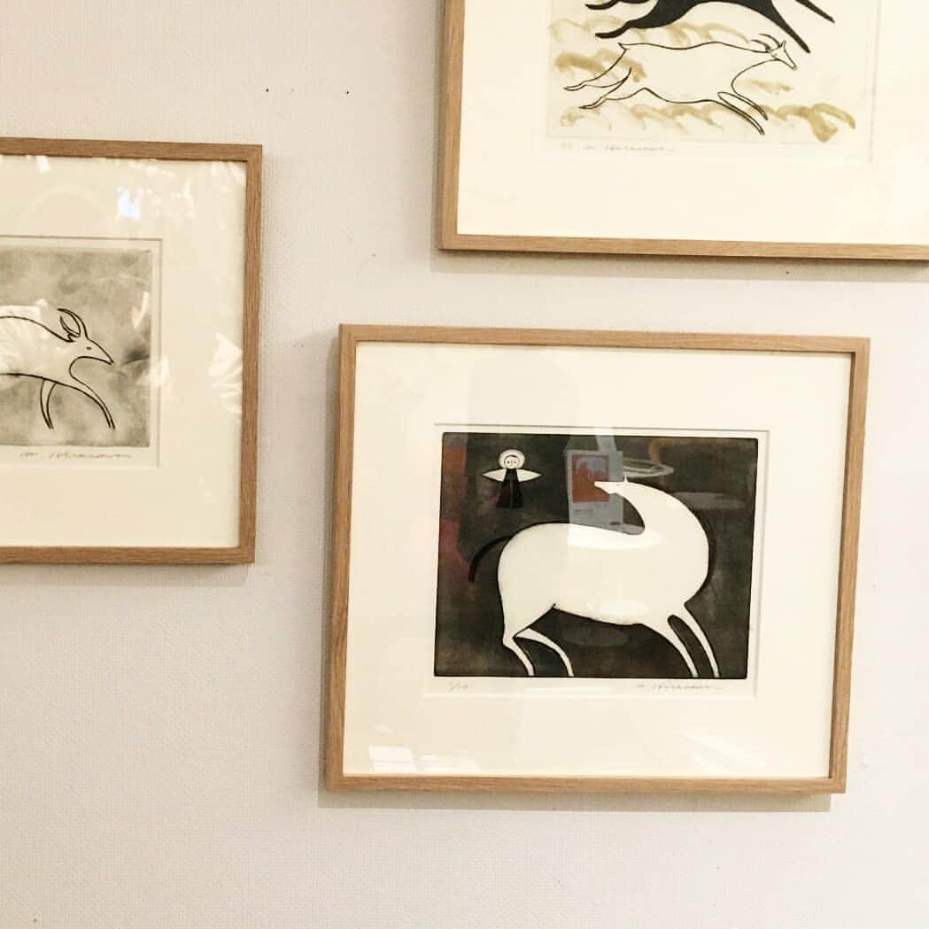 LEEさんのインスタグラム写真 - (LEEInstagram)「週末の二子玉川、平澤まりこさん作品展  蔦屋家電にあるアルフレックスのお店で、イラストレーター平澤まりこさん @mariko_h の作品展が開催されているので行って来ました。  壁一面にモノタイプという技法で刷られた版画が飾られていて、壮観です。生き生きとした動物や物語の中から飛び出してきたような人物。それをアルフレックスのソファに座りながらゆったり眺めては、ここが我が家だったらそれは素敵であろうと夢想してみる。  この展示は17日まで。来週の土曜日、8日には、蔦屋家電のダイニングスペースで平澤さんと浜島直子さんのトークイベントもあるそうですよ。  しばし堪能したあとで平澤さんの絵をリビングに飾りたいなとと思い立ち、三枚目の写真の右下の銅版画のものを僭越ながら購入させていただくことに。タイトルが「導き」というのがまたぐっときます。今から届くのが楽しみです。(父さんK)  #magazinelee #LEEWeb #蔦屋家電 #二子玉川  #平澤まりこ #はじめてのことはいつだっていい予感から始まる #平澤さんの写真を撮り忘れてすみません #LEE編集部員はあの人に会えるから行くべし #arflex #LEE編集部のお買い物」6月3日 14時18分 - magazinelee