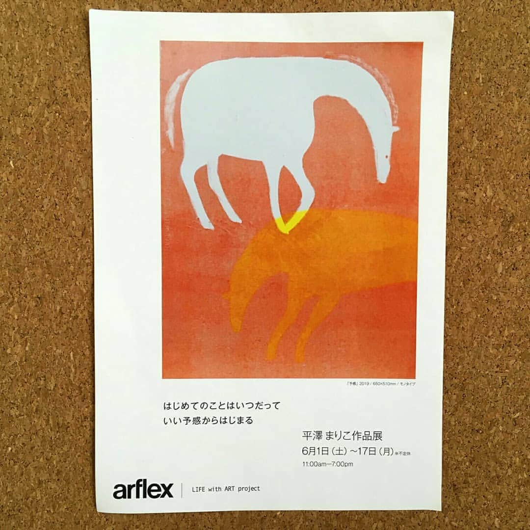 LEEさんのインスタグラム写真 - (LEEInstagram)「週末の二子玉川、平澤まりこさん作品展  蔦屋家電にあるアルフレックスのお店で、イラストレーター平澤まりこさん @mariko_h の作品展が開催されているので行って来ました。  壁一面にモノタイプという技法で刷られた版画が飾られていて、壮観です。生き生きとした動物や物語の中から飛び出してきたような人物。それをアルフレックスのソファに座りながらゆったり眺めては、ここが我が家だったらそれは素敵であろうと夢想してみる。  この展示は17日まで。来週の土曜日、8日には、蔦屋家電のダイニングスペースで平澤さんと浜島直子さんのトークイベントもあるそうですよ。  しばし堪能したあとで平澤さんの絵をリビングに飾りたいなとと思い立ち、三枚目の写真の右下の銅版画のものを僭越ながら購入させていただくことに。タイトルが「導き」というのがまたぐっときます。今から届くのが楽しみです。(父さんK)  #magazinelee #LEEWeb #蔦屋家電 #二子玉川  #平澤まりこ #はじめてのことはいつだっていい予感から始まる #平澤さんの写真を撮り忘れてすみません #LEE編集部員はあの人に会えるから行くべし #arflex #LEE編集部のお買い物」6月3日 14時18分 - magazinelee