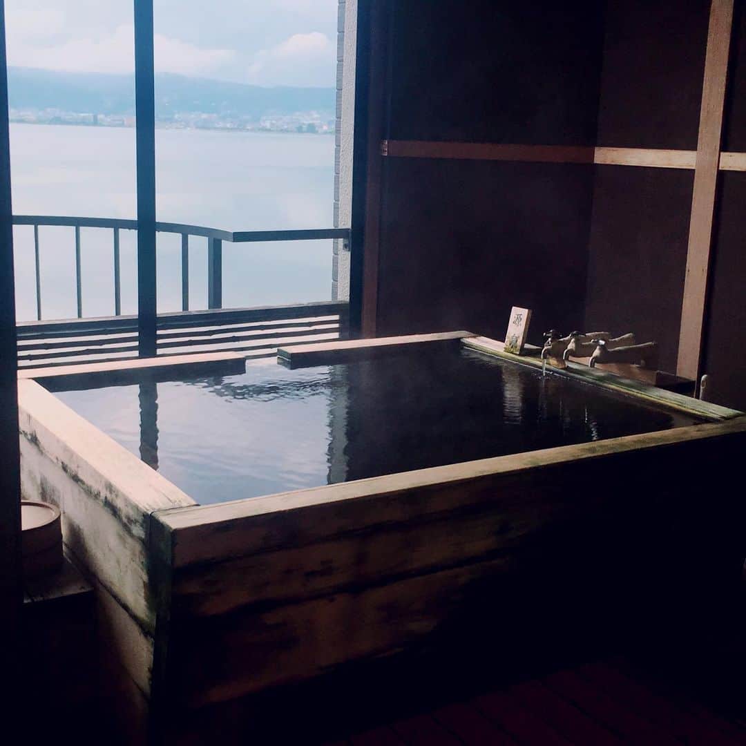 河野景子さんのインスタグラム写真 - (河野景子Instagram)「長野県上諏訪へ行ってきました。前泊して講演でした！諏訪湖が一望できる露天風呂付き♨️ の素晴らしい宿に。 星に願いを♬のオルゴールをいただき、何度も聴いてます😊」6月3日 14時20分 - keikokono1112