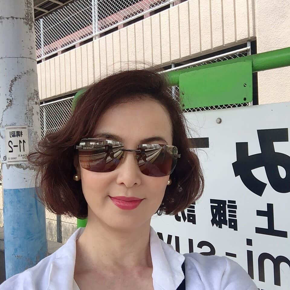 河野景子のインスタグラム：「長野県上諏訪へ行ってきました。前泊して講演でした！諏訪湖が一望できる露天風呂付き♨️ の素晴らしい宿に。 星に願いを♬のオルゴールをいただき、何度も聴いてます😊」