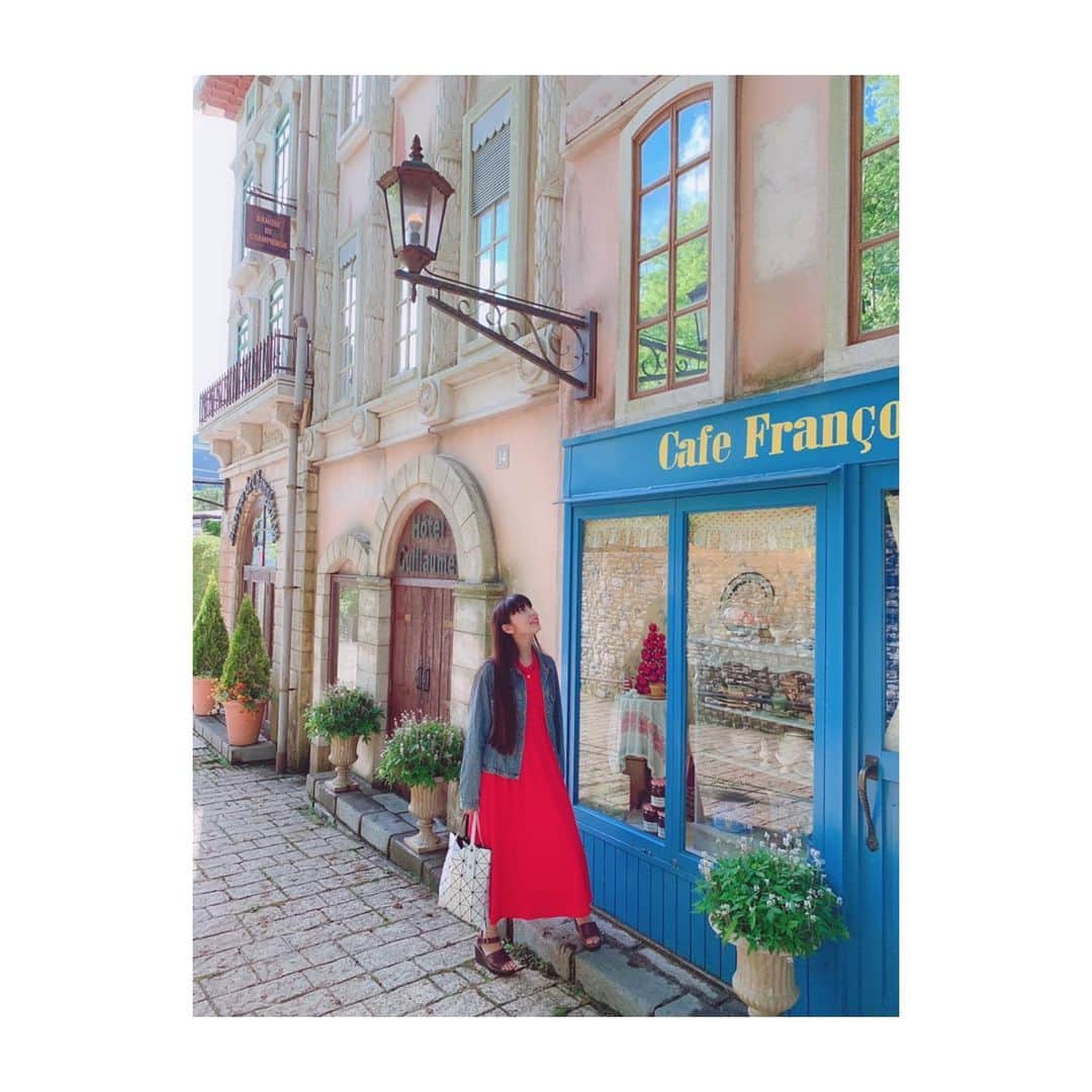 若村柚那のインスタグラム：「サン＝テグジュペリ ”星の王子さまミュージアム“ 🦊🐑⭐️🌹🥀🌞 #SaintExupéry #thelittleprince #museum #France #B612 #cute #lovely #fun #sunny #red #dress #prince #model #actress #me #girl #japan #awesome #yolo #星の王子さまミュージアム #箱根」