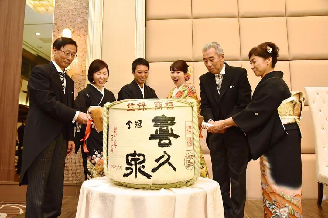 hotel_aomori_weddingのインスタグラム：「ホテル青森で結婚式されたお客様をご紹介します💍その⑨の2  披露宴編🤵👰 お2人からは「シンプルに、でも楽しく！今までの感謝を伝えるために私達が皆様を楽しませたい！」をコンセプトをもとに💡 お友達からの余興はなし💪美味しい料理でおもてなし🍾 お2人から皆様へのサプライズ余興として... お色直しの時に歌いながら入場！新婦様は安室ちゃんになりました🎤笑 お子様にはお菓子でできたリュックをプレゼント🎁これでキッズもニンマリ😙 キャンドルサービス🕯をフォトラウンド🎥にして皆様で同じポーズ🤳 楽しそうな写真が多くてチョイスに悩みました笑 ... 末長くお幸せに💗  #happywedding #ホテル青森 #1117 #結婚式 #青森の花嫁 #プレ花嫁 #11月の結婚式 #フォトラウンド #ポーズカード #チャリで来た #月に代わってお仕置きよ #セーラームーン世代」