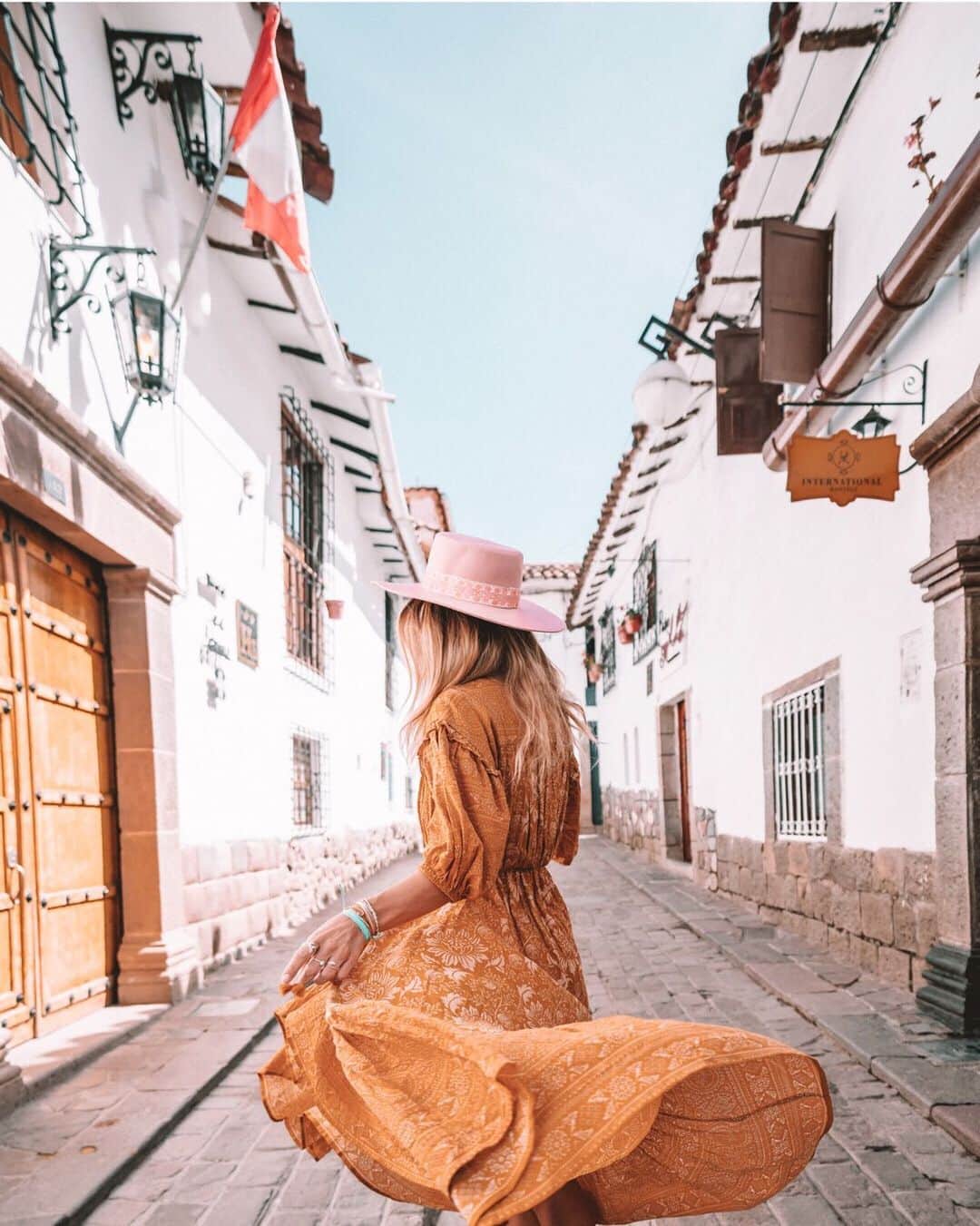 SPELLさんのインスタグラム写真 - (SPELLInstagram)「Travelling through the streets of Peru with our love @saltyluxe 🧡 swish’n the Lioness Gown」6月3日 14時30分 - spell