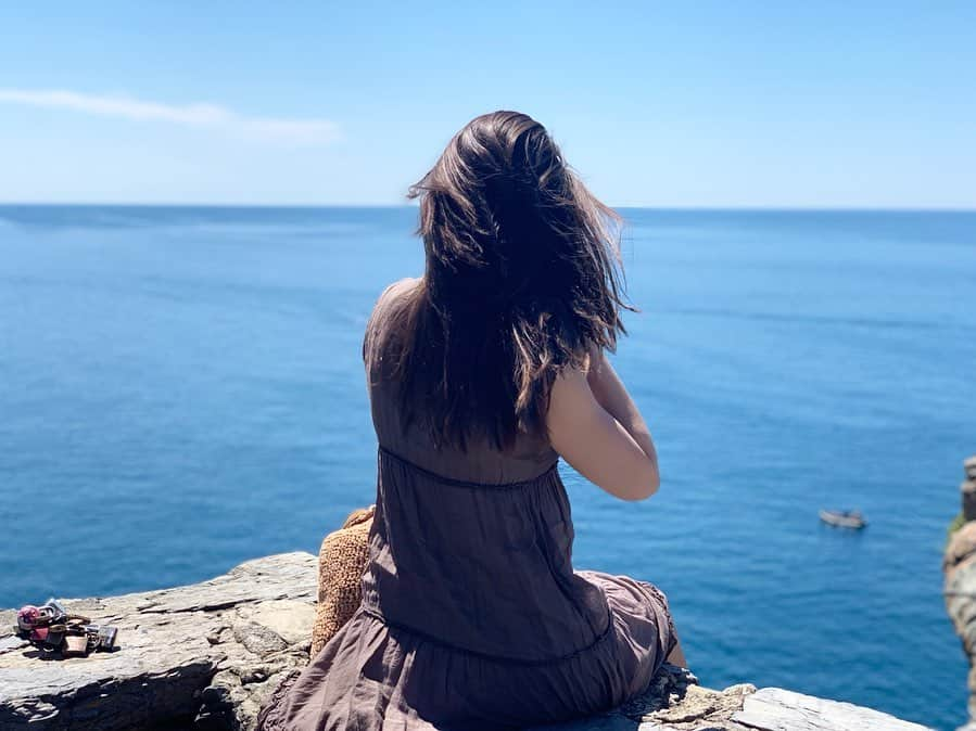 フェデリカ・テスタさんのインスタグラム写真 - (フェデリカ・テスタInstagram)「Terra nº 2 #Vernazza. Questo borgo, che ha conquistato l’ultimo gradino del podio della nostra classifica, presenta un punto panoramico d’eccezione: il Castello dei Doria. La fortezza si apre da un lato sull’orizzonte, mentre dall’altro si affaccia sul delizioso porticciolo e sulle case colorate del paese. Una chicca di Vernazza è la grotta segreta che collega la via centrale della città ad una spiaggia di scogli; molte sono le grotte nella zona... una leggenda narra che una ragazza di Vernazza chiamata Maimuna, per scappare ad un assalto dei pirati Saraceni si nascose all'interno di una grotta e da lì non riuscì più ad uscirne. Da quella grotta, detta della Maimuna, cercò di catturare i marinai ed i pirati che passavano di là. Ancora oggi il suo lamento giunge terribile fino al paese nelle notti di tempesta.  Voto: 7 1/2 #weekendinlove #italiabella #summer  @mattecorradi ❣️」6月3日 14時30分 - _fedetesta_