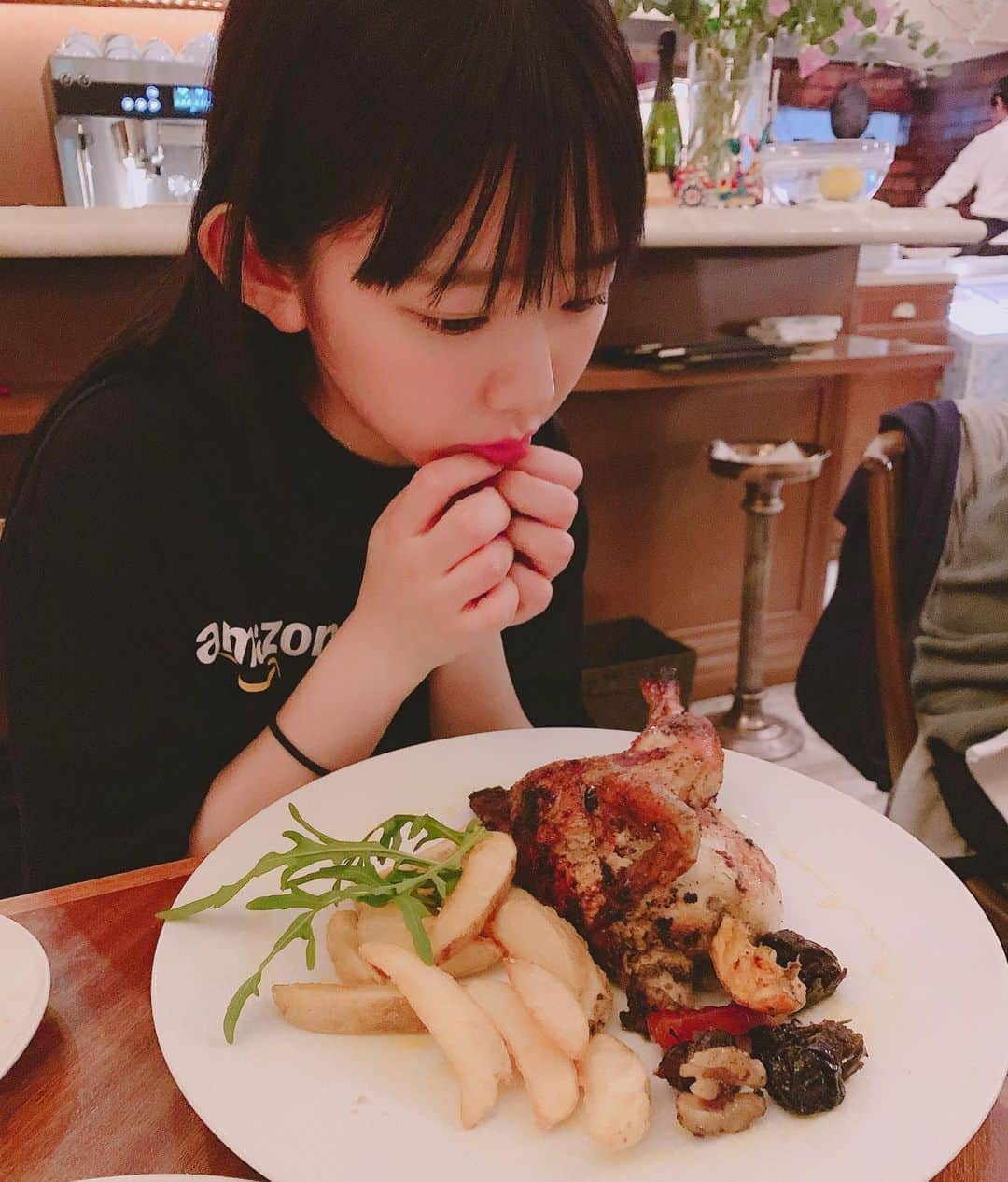 長澤茉里奈さんのインスタグラム写真 - (長澤茉里奈Instagram)「とりしゃん、、、、🐔 とりは愛でるのも食べるのも好きです #イタリアンな夜 #ピザとパスタも食べたよ #パスタはトマトクリームが好き #とりはなんでも好き #とりに似てるってよくいわれる #表参道 #🍕」6月3日 14時39分 - marinanagasawa1008