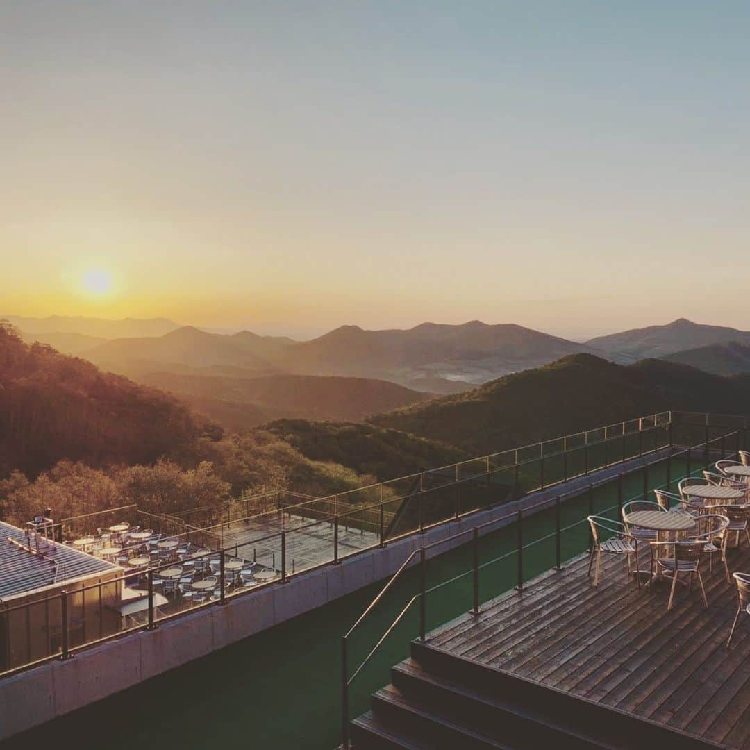 星野リゾート　トマムさんのインスタグラム写真 - (星野リゾート　トマムInstagram)「本日の雲海テラス Today's UNKAI Terrace 2019.6.3  #星野リゾート #トマム #星野リゾートトマム #雲海テラス #雲海 #絶景 #北海道 #unkai #unkaiterrace #hoshinoresorts #tomamu #hokkaido #japan #landscape #superbview #星野TOMAMU度假村 #星野集團 #☁️」6月3日 14時52分 - hoshinoresorts_tomamu