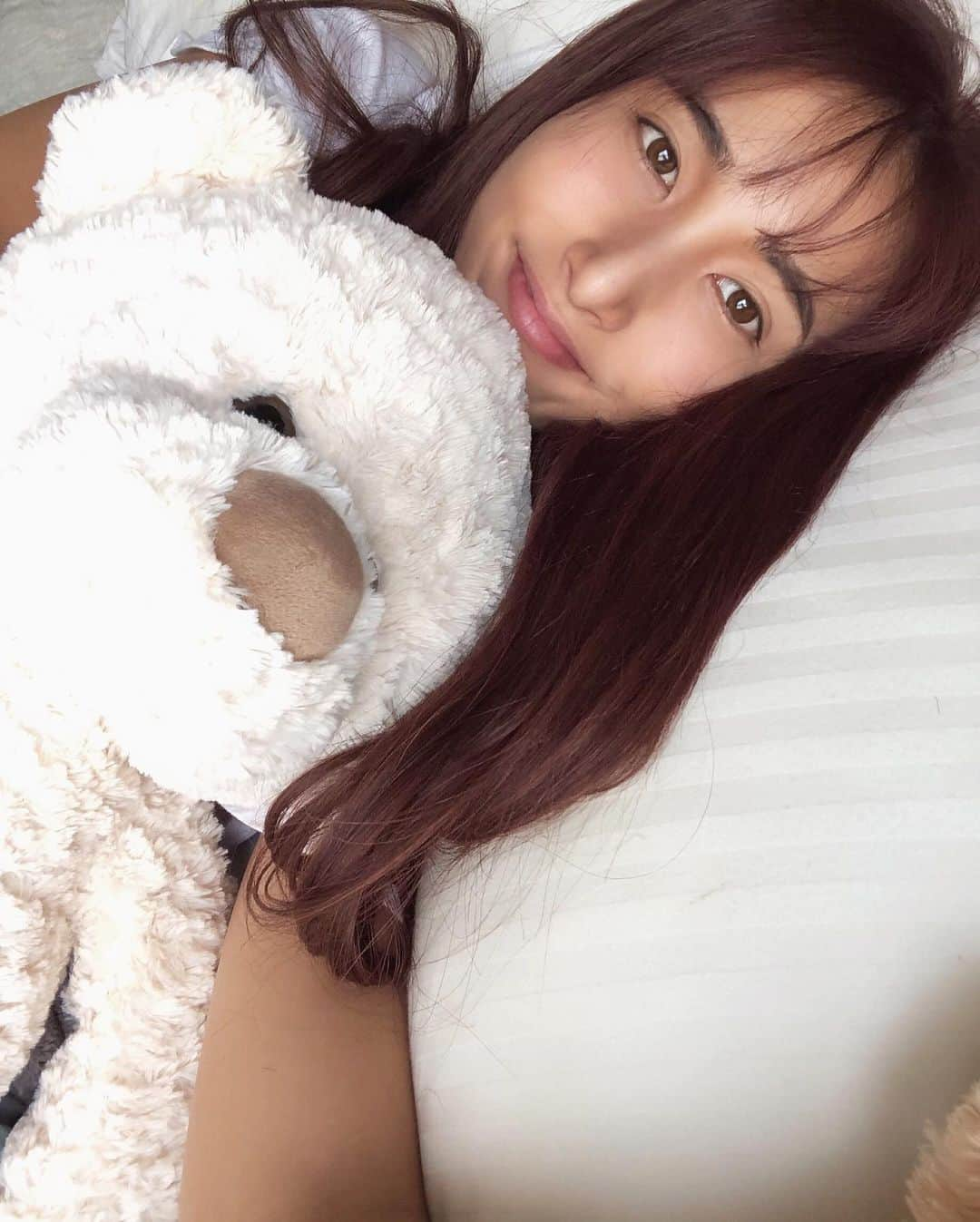 SAKURAさんのインスタグラム写真 - (SAKURAInstagram)「くまことおさく🐻❤️ . 暑くなってシーツも変えたし、 mottoで脱毛したからお肌スルスルで 寝るとき全身すべすべして気持ちいい👶🏼 顔も脱毛するから、化粧水が入り込んで お肌の調子もよくなるゾ👶🏼 . #motto」6月3日 15時07分 - sakura_____julia