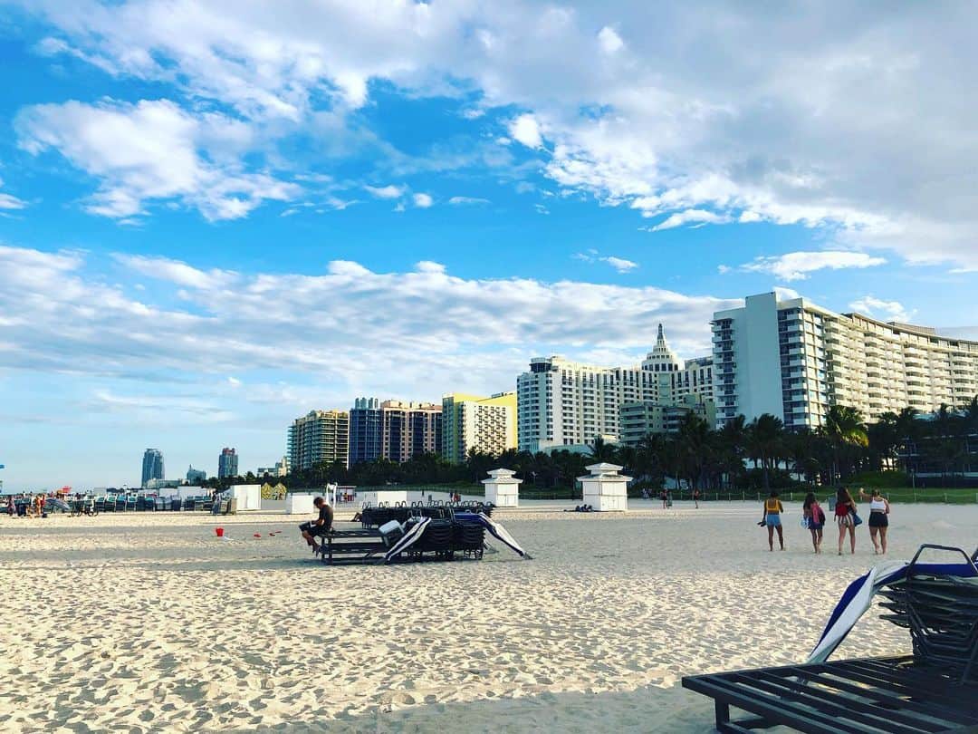 宮里美香さんのインスタグラム写真 - (宮里美香Instagram)「*** Miami Beach!!🏖😎✨ . 初めてMiamiに行ってきました😊オーランドから車で4時間くらい。 . ビーチの広さに驚きました👀今回は弾丸だったので、そんなにゆっくり街を探索できなかったので次回はじっくりと☺️ . いい気分転換になりました！！ . #florida #miami #miamibeach #beautiful  #firsttime #enjoyed  #マイアミビーチ #ビーチ広い #弾丸だったけど楽しかった  #気分転換できました #リフレッシュ大事 #また頑張れる」6月3日 15時13分 - mikamiyazato_official