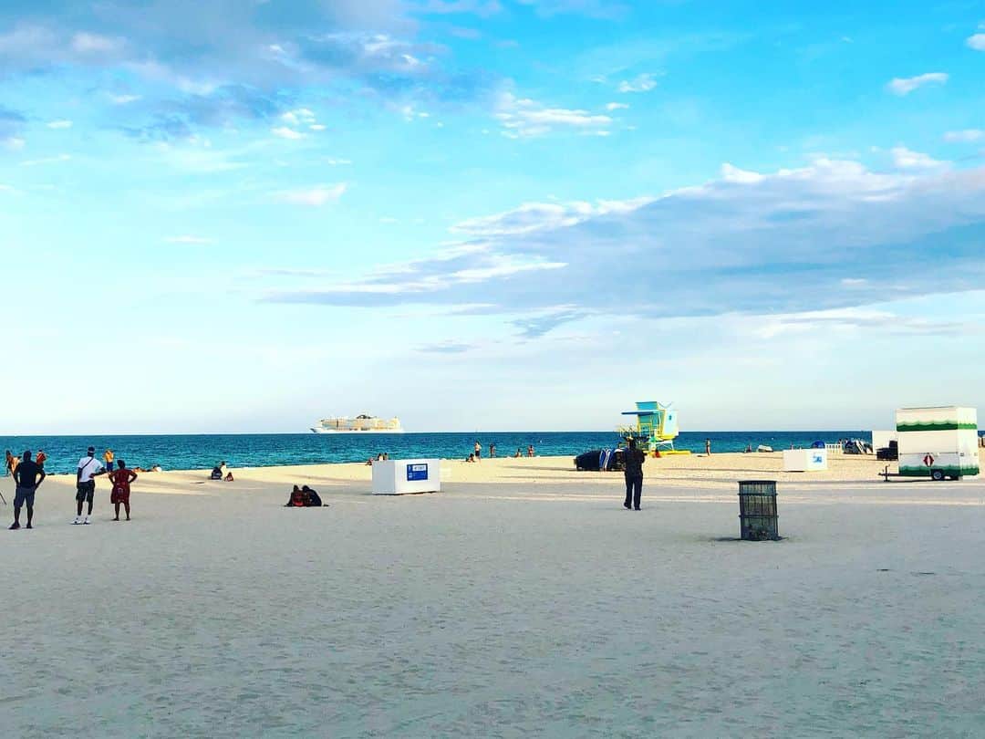 宮里美香さんのインスタグラム写真 - (宮里美香Instagram)「*** Miami Beach!!🏖😎✨ . 初めてMiamiに行ってきました😊オーランドから車で4時間くらい。 . ビーチの広さに驚きました👀今回は弾丸だったので、そんなにゆっくり街を探索できなかったので次回はじっくりと☺️ . いい気分転換になりました！！ . #florida #miami #miamibeach #beautiful  #firsttime #enjoyed  #マイアミビーチ #ビーチ広い #弾丸だったけど楽しかった  #気分転換できました #リフレッシュ大事 #また頑張れる」6月3日 15時13分 - mikamiyazato_official