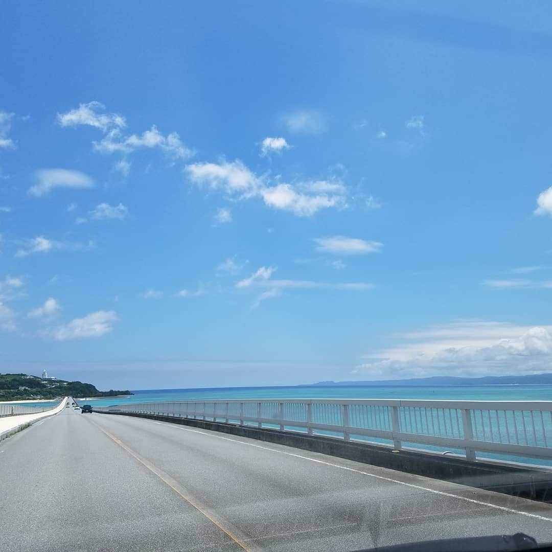 広瀬みくさんのインスタグラム写真 - (広瀬みくInstagram)「沖縄がキレイのは海だけじゃなくて、 植物や空も全部含めて鮮やかでキレイで素敵やなぁと思う❤ 同じ日本やけど生えてる草木も全然違うもんね🌳 ゆったりと流れてるうちなータイムも、うちなーぐちも全部大好き！✨ . #沖縄 #沖縄大好き #沖縄旅行 #海 #景色 #ビーチ #瀬底島 #古宇利島 #ダイヤモンドビーチ #知念岬 #沖縄の景色 #空 #自然 #okinawa #japan #ocean #sky #okinawatrip」6月3日 15時16分 - miku__hirose