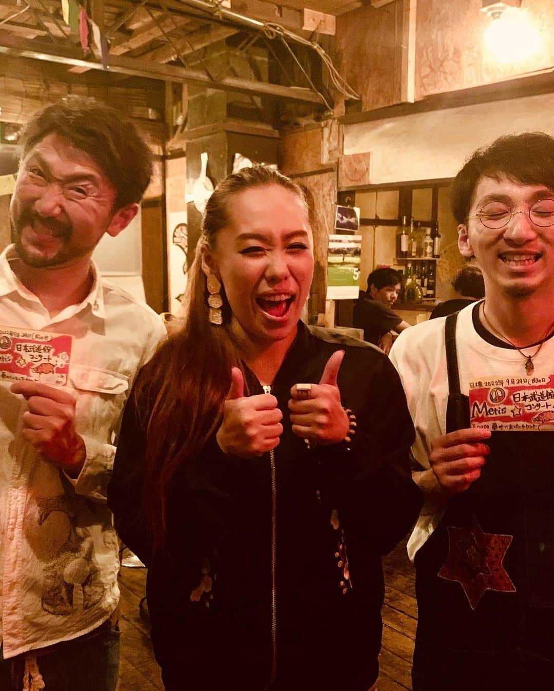 Metisさんのインスタグラム写真 - (MetisInstagram)「北海道苫小牧OLDさんにて！ この日で連続4本目のライブです。 店内がとても可愛いかったし、お店の皆さんもご丁寧な対応をありがとうございました。そして、夢募金箱にお店の方々、お客さんが募金してくれたり、同じく夢チケットもこんなにもらってくれました。 北海道の皆さんあったかい！ ありがとうございます😊  スクロール❗️Metis  #metis #old #苫小牧#北海道#officeonelove #mirror#photo #CRAY_G」6月3日 15時20分 - metis_0328