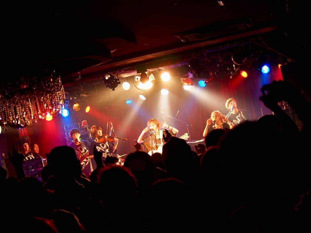 AYASAさんのインスタグラム写真 - (AYASAInstagram)「さや姉様全国ツアーfinal@沖縄桜坂セントラル🎸(2019.06.02) ・ フロアもステージも凄まじい密集率でした最高でしたアツかった！！✨ . 全27公演のラストは今ツアーの終わりの達成感、楽しさ、楽しさゆえの寂しさと共に未来への可能性を凄まじく感じさせられるライブでした👑 . ライブやお客様に対しての責任感が誰よりも強く、常に真面目でストイックなさや姉様のことを本当に尊敬するし、だからこそ沢山の方を魅了できるのだと改めて感じました✨ . シンガーソングライターとしてのスタートだった今回のツアーを微力ながらもお手伝いさせていただけて本当に光栄です💕 そして沢山の素晴らしい時間を過ごさせて下さったさや姉様、チームSY、スタッフの皆様、お客様皆様に感謝✨✨✨ ・ ・ #山本彩全国ツアー #imready #桜坂セントラル #沖縄 #山本彩 #さや姉 様 #チームsy  #最高を更新してくれる #ツアーお疲れ様でした  #覚えてるか君の声は夢歌うためにあるんだ #ここめっちゃ好き」6月3日 15時22分 - ayasa_doya