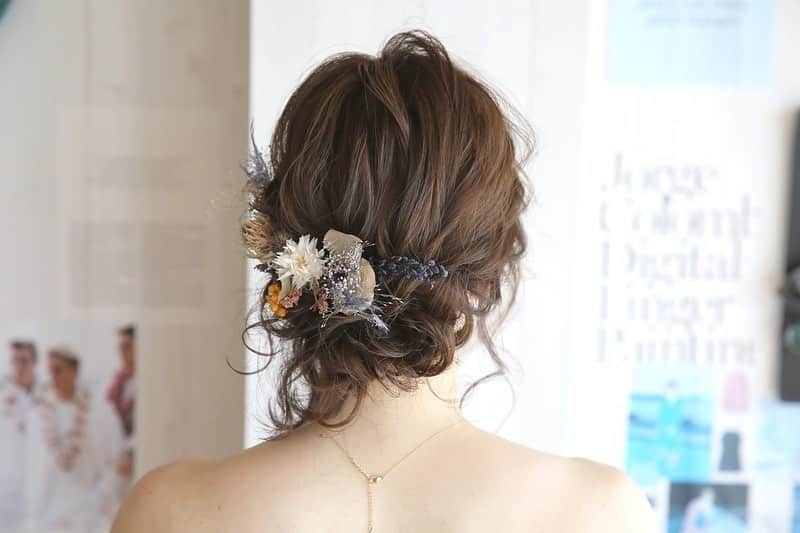 のインスタグラム：「: : STUDIOSUNS x SUNSHOUSE :  Styling. :  Hair&Makeup:松澤久与(Hisayo Matsuzawa) @hisayo.m.hm_studiosuns : : : #d_weddingphoto  #結婚写真 #前撮り #後撮り #ウェディングドレス #ウェディングフォト #フォトウェディング #結婚式準備 #コーディネート #プレ花嫁 #花嫁ヘア #日本中のプレ花嫁さんと繋がりたい  #weddingphotographer #hairstyles  #cherish_photo_days #沖縄 #沖縄旅行 #沖縄挙式 #沖縄前撮り #沖縄ウェディング #スタジオサンズ #STUDIOSUNS #SUNSHOUSE  #ビーチフォト #リゾートウェディング #ブライダルヘア #ブライダルヘアメイク #ヘアアレンジ」