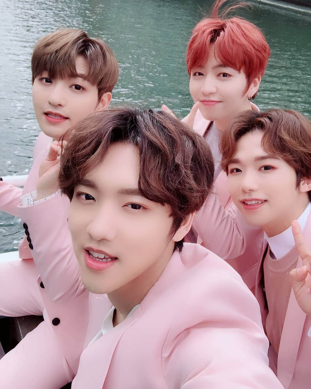 ジョンファンのインスタグラム：「모두 모두 고마워요 !」