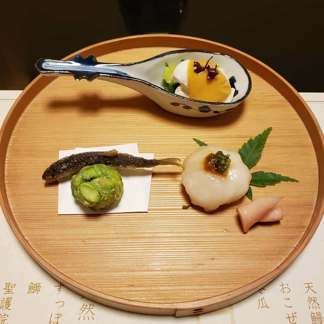 鈴木Q太郎のインスタグラム：「結婚記念日にだいふんぱつのフグの店に行きました。 #写真撮る癖が #全然身につかない #1品は目は撮るのだけれど #食いたすぎて #2品目からもう #写真とるの忘れる #これじゃ #フグに行ったの #信じてもらえない」