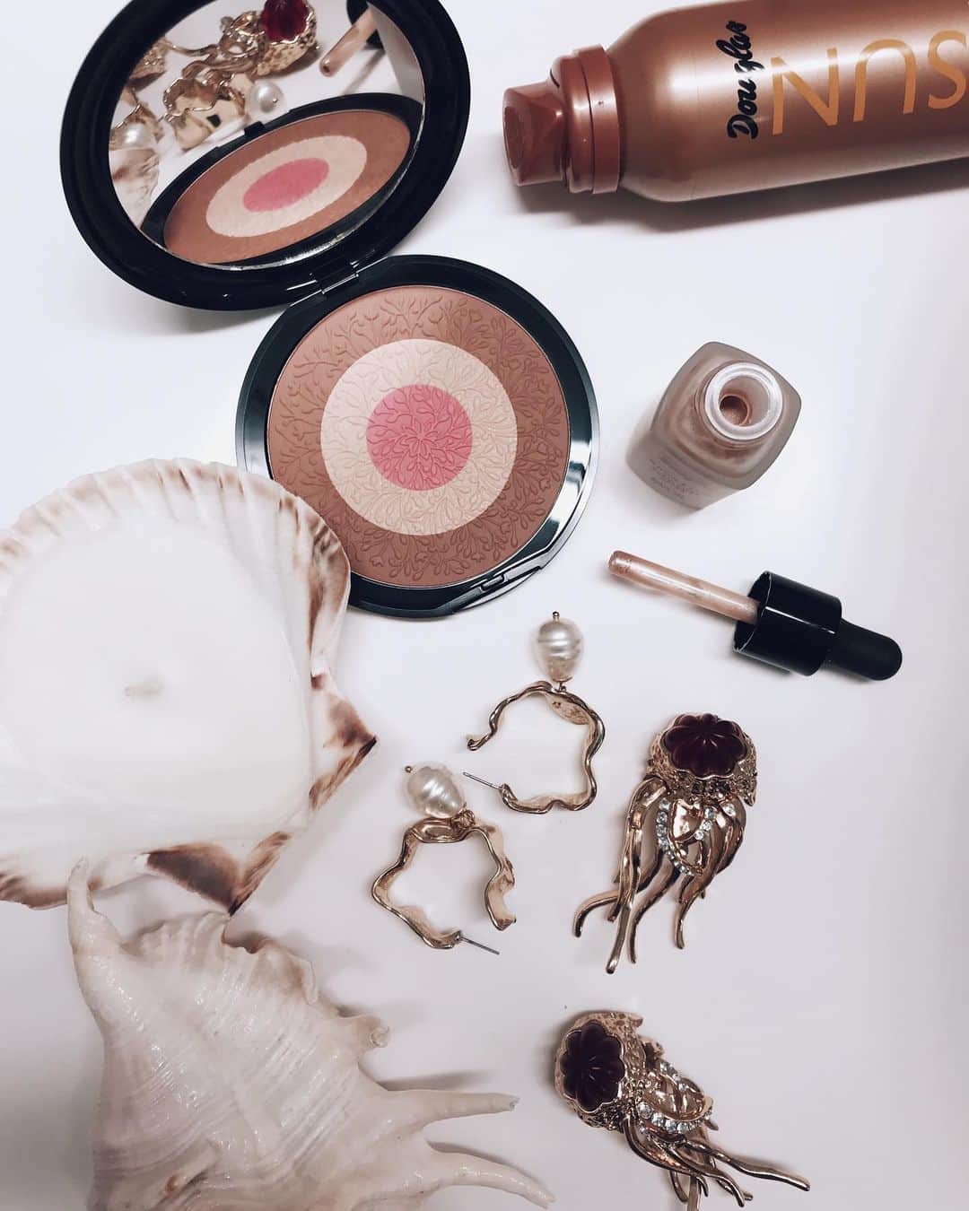ELLE Polandさんのインスタグラム写真 - (ELLE PolandInstagram)「Przygotowania do lata czas start☀️ Zaczynamy #ZenWeek pod hasłem #kissedbythesun. Na początek kosmetyki z serii Douglas Collection: ✔️Samoopalacz Self-Tanning Body Mist ✔️Rozświetlająca emulsja do twarzy Drop & Mix ✔️Big Bronzer, czyli puder brązujący Po więcej szczegółów zajrzyjcie na nasze stories! #perfumeriedouglas」6月3日 15時44分 - ellepolska
