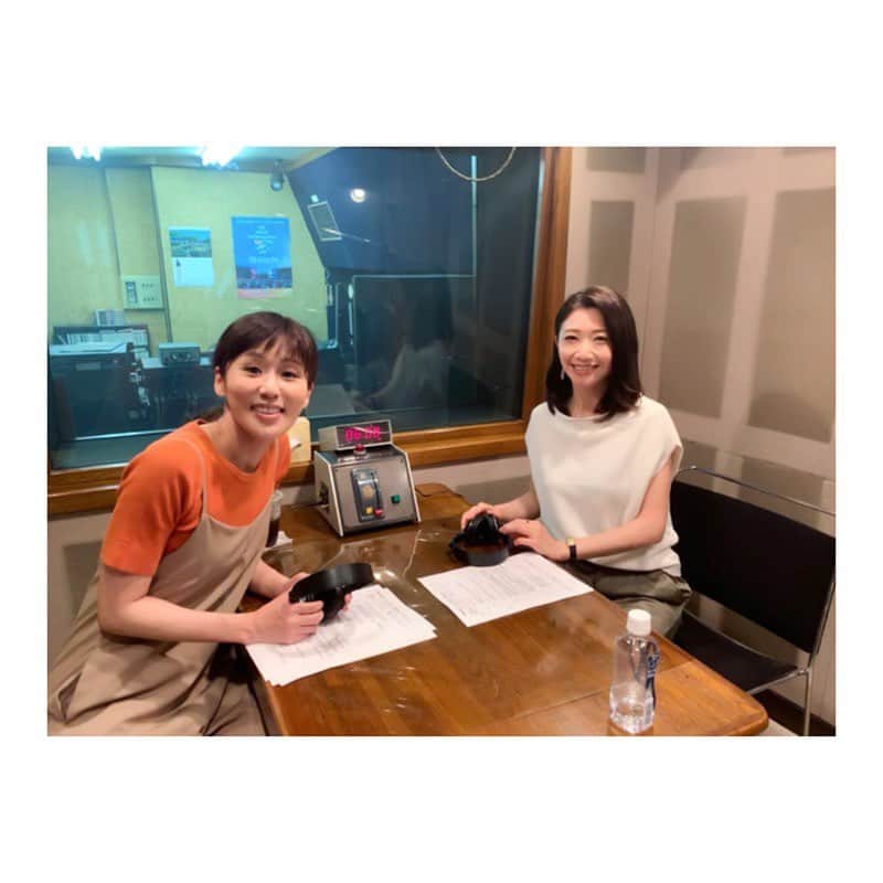 市橋有里のインスタグラム：「今日のラジオはにしおかすみこさんがゲストに来て下さいました〜😊知人のパーティでお逢いして以来、何年ぶりかなのに全然変わらず明るくて素敵な方でした✨このナチュラルな美しさで3時間5分で走っちゃうのだから、やっぱり走って損はない♪ぜひ、聴いてくださいね〜！(6/23.24日、6/30.31日各放送局にて。) ・ #市橋有里のやっぱり走って損はない  #にしおかすみこ  さん #ラジオ #radio」