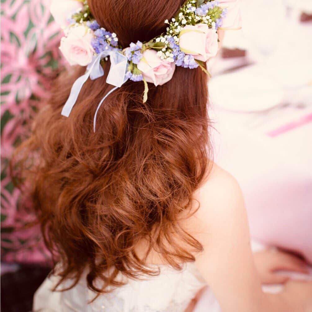 オルフェス（ALFACE+）のインスタグラム：「6月といえば ジューンブライド👰💐 結婚式の時季ですね💍 . . 花嫁さまも およばれゲストさまも 特別な日には最高の肌状態で参加したいですよね☺️ . オルフェスのおすすめは、 . ■バイタルマスクで肌力を高める✨ →ヒト型セラミドやヒアルロン酸、コラーゲンがお肌に活力を与えてくれます。 ■プラチナムモイスチャーでハリ艶肌に仕上げる✨ →プラセンタと自然派オイルで、お肌に輝きを。 . 記念写真も インスタ映え🤳もこわくない！ 360度無敵なお肌をつくりましょう🧚🏻‍♀️🌹 . . . #結婚式 #junebride #大安 #6月 #花嫁 #美肌 #フェイスパック #ブライダル #ウェディング #コスメ #私が潤う5分間 #オルフェス」