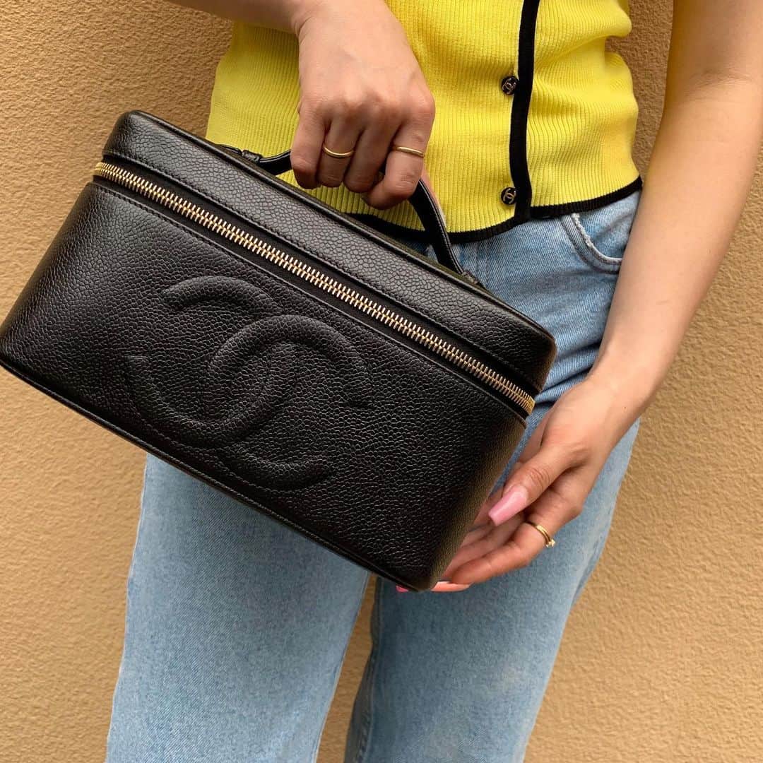 Vintage Brand Boutique AMOREさんのインスタグラム写真 - (Vintage Brand Boutique AMOREInstagram)「Vintage Chanel caviar skin vanity bag. Free Shipping Worldwide✈️ DM for more information ✉️ info@amorevintagetokyo.com  #ヴィンテージ #シャネル  #ヴィンテージシャネル #ヴィンテージブランドブティック #アモーレ #アモーレトーキョー #表参道 #青山 #東京 #chanel #vintage #vintagechanel #chanelvintage#amoretokyo #amorevintage #vintageshop」6月3日 15時54分 - amore_tokyo