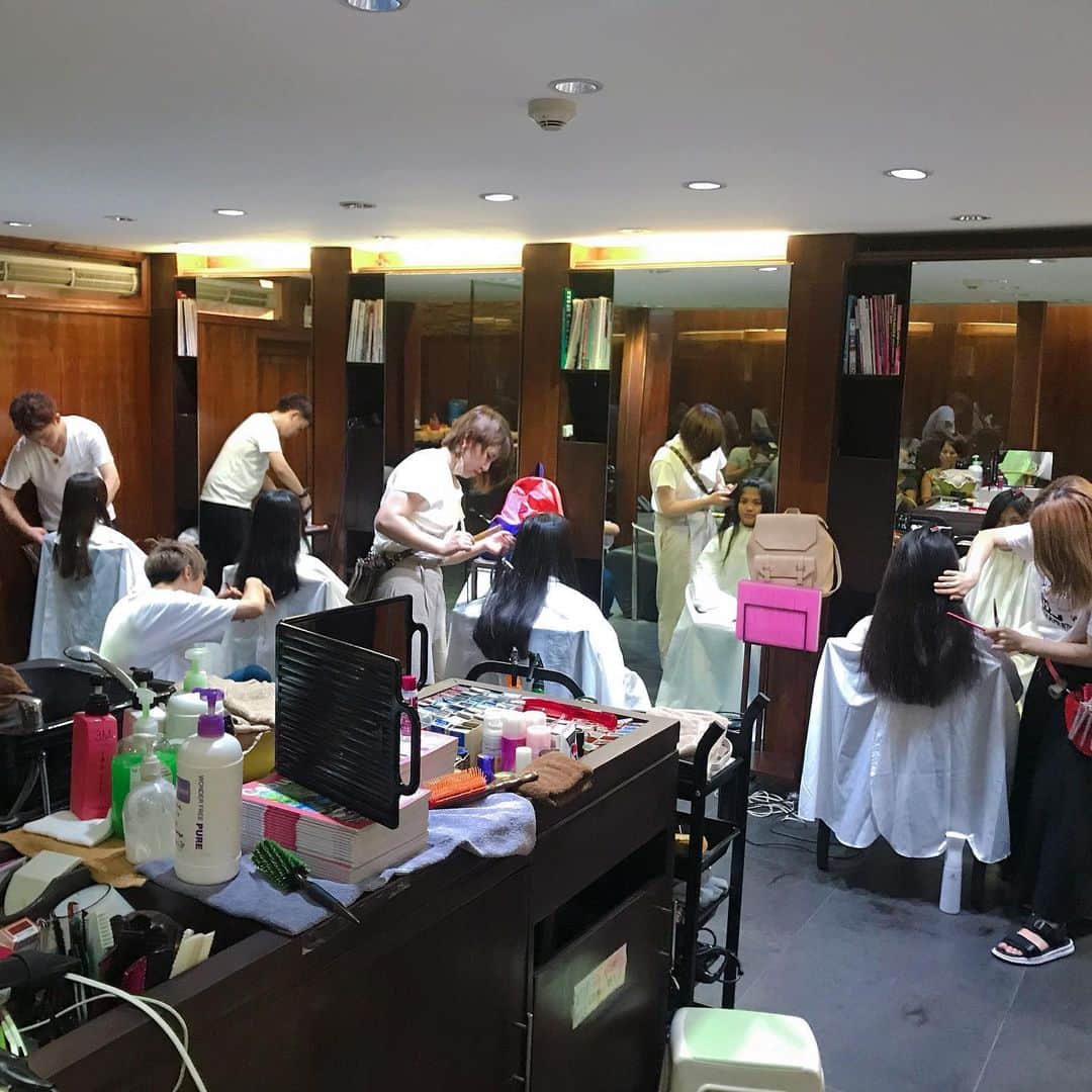 美容留学のアジアビューティカレッジのインスタグラム：「✂︎﻿﻿ フリーヘアカット最終日は DONNAサロンを貸し切りにして 行なっています！ . . 英語と美容が学べるセブ留学 海外で美容師で活躍しよう‼️ ﻿ @abc_cebu﻿﻿ ﻿ #美容師 ﻿ #スタイリスト﻿ #ヘアスタイリスト﻿ #美容室﻿ #美容院 ﻿ #ヘアサロン﻿ #美容留学﻿ #語学留学﻿ #海外留学 ﻿ #スタイリング ﻿ #カラーリスト ﻿ #日系サロン﻿ #カラー ﻿ #イルミナカラー﻿ #海外生活﻿﻿ #美容学生 ﻿ #セブ島﻿ #英会話 ﻿ #スタイリストデビュー ﻿ #美容師転職 ﻿ #美容師募集﻿ #外国人風カラー ﻿ #美容師の卵﻿ #ショートヘア﻿ #ウルフカット  #ヘアアレンジ ﻿ #海外で美容師したい﻿ #美容師さんと繋がりたい #美容師アシスタント #海外美容師」