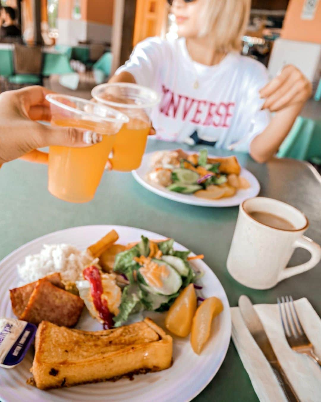 のインスタグラム：「﻿ ﻿ グアムでのわかにーと朝食🥣🥞﻿🍴﻿﻿﻿ ﻿﻿﻿ ﻿﻿﻿ また明日から海外だから太る予感🐷﻿﻿﻿ だけど今日もGYM行ってきたぞー！﻿﻿﻿ ﻿﻿﻿ ﻿﻿ 最初ジム @ryomuscle_personaltrainer  でね、﻿﻿ トレーニングをスタートした時に﻿﻿ 食事制限も﻿一緒にしていたんだけど、﻿﻿ 謎に脂肪もどんどん増えていき﻿﻿﻿ popteen時代のダイエット企画と同じ状況で﻿﻿﻿ ご飯も楽しくないしダイエットも嫌になりかけたけど、﻿﻿﻿ ﻿﻿﻿ その時も企画終わって、やったー！食べるぞー！﻿﻿﻿ って何も考えずに食べたりお酒も飲んでたのに﻿﻿ ここ1週間で数値が落ちてきたの！笑﻿﻿﻿ ﻿﻿﻿ だから最近はトレーニングはもちろん﻿﻿﻿ トレーナーの言うことは聞くけど﻿﻿﻿ 食事制限は一切無視してw﻿﻿ ご飯も気にせず食べて﻿﻿﻿ お酒も楽しく飲んでたら戻ってきたぞー❤️﻿﻿﻿ ﻿﻿﻿ ﻿﻿ やっぱり自分にあったダイエットって﻿﻿絶対あると思う！﻿ 見つけるまでは大変だけど。﻿﻿﻿ ﻿﻿﻿ ﻿﻿ でも、﻿﻿ よーし食べたからトレーニング頑張るぞーっていう﻿﻿﻿ ポジティブマインドのダイエットが﻿﻿﻿ 自分に向いてると再確認しました☺️✌︎﻿ ﻿﻿﻿ ということで、明日からも美味しく楽しく﻿﻿﻿ ラスベガスの食事を楽しもうと思いまーす💯﻿！﻿﻿ ﻿﻿﻿ ﻿﻿﻿ .﻿﻿﻿ #独り言﻿﻿﻿ #トレーニング﻿﻿﻿ #ダイエット﻿」
