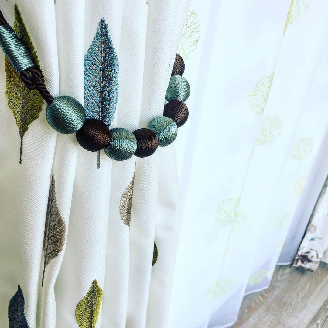 インテリアショップ メルサさんのインスタグラム写真 - (インテリアショップ メルサInstagram)「ウィンドウのカーテンを入れ替えました。リーフ柄の刺繍の #サザンクロス のドレープに こちらも刺繍が施された涼しげなボイルレースをフラットカーテンにしました。 装飾タッセルは #フェデポリマーブル です。 #カーテン #新築  #刺繍カーテン #サザンクロス #装飾タッセル #FEDE #フェデリッコ #インテリアコーディネート #インテリアショップ #Merusa #豊岡 #兵庫」6月3日 15時58分 - merusa_interior