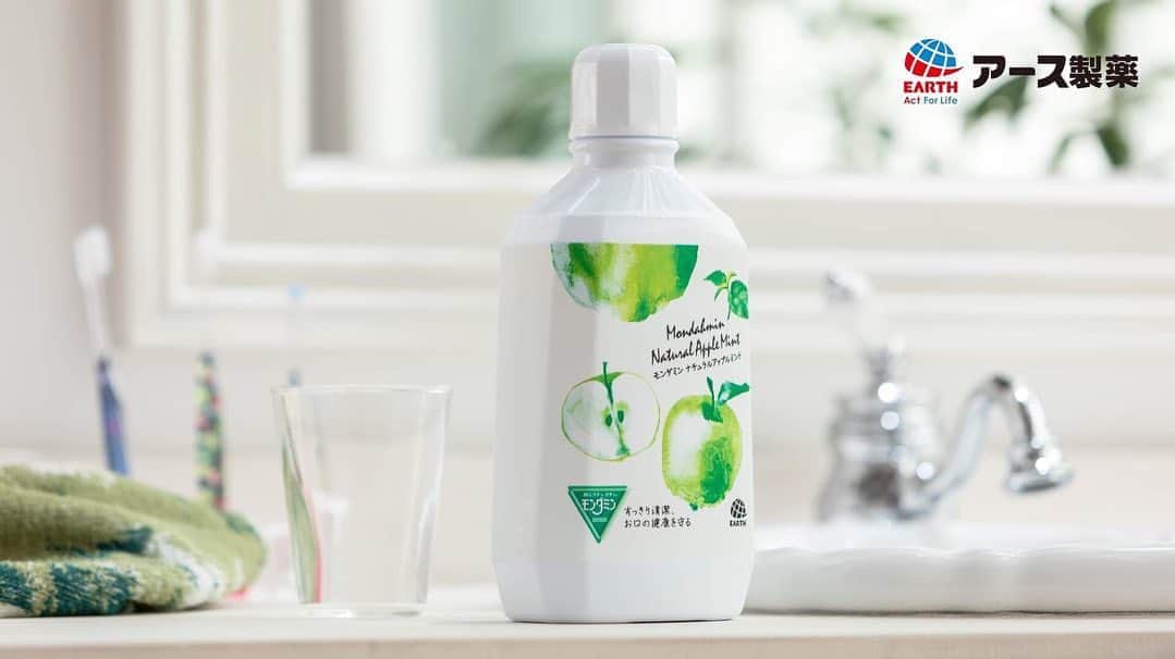 のインスタグラム：「【アース製薬×cainz】 清潔感のある白をベースに鮮やかな水彩タッチのグリーンアップルとミントを散りばめたパッケージ。日用品ぽさをなくしたことで洗面台に置いても◎。 みずみずしいグリーンアップルにミントがアクセントになった甘すぎず、さっぱりとしたやさしい香味。低刺激ノンアルコールタイプなので刺激が苦手な女性やお子様にもおすすめです。歯垢や口臭の原因となるお口のよごれをしっかり洗い流し、すっきりさわやかに。 外出前やお口の不快感が気になるときに、20～30秒のオーラルケアを取り入れてみませんか？ . モンダミンナチュラルアップルミント 1,080ml 価格 698円(税込) . 詳しくはこちら http://www.cainz.com/jp/design_exhibition/item/4901080518316.html . こちらの商品ご購入でカインズカードポイント50Pプレゼント🎁Instagramユーザーさんには抽選でデザイン展商品プレゼントも🎵 詳しくはプロフィールURLから✨ . #カインズデザイン展 #カインズデザイン展vol3 #アース製薬 #モンダミン #ナチュラルアップルミント #水彩タッチ #パッケージ #低刺激 #ノンアルコール #cainzdesignexhibition #earth #mondahmin #naturalapplemint #watercolortouch #package #lowstimulation #nonalcoholic #cainz #cainzhome #カインズ #カインズホーム #くらしにららら」