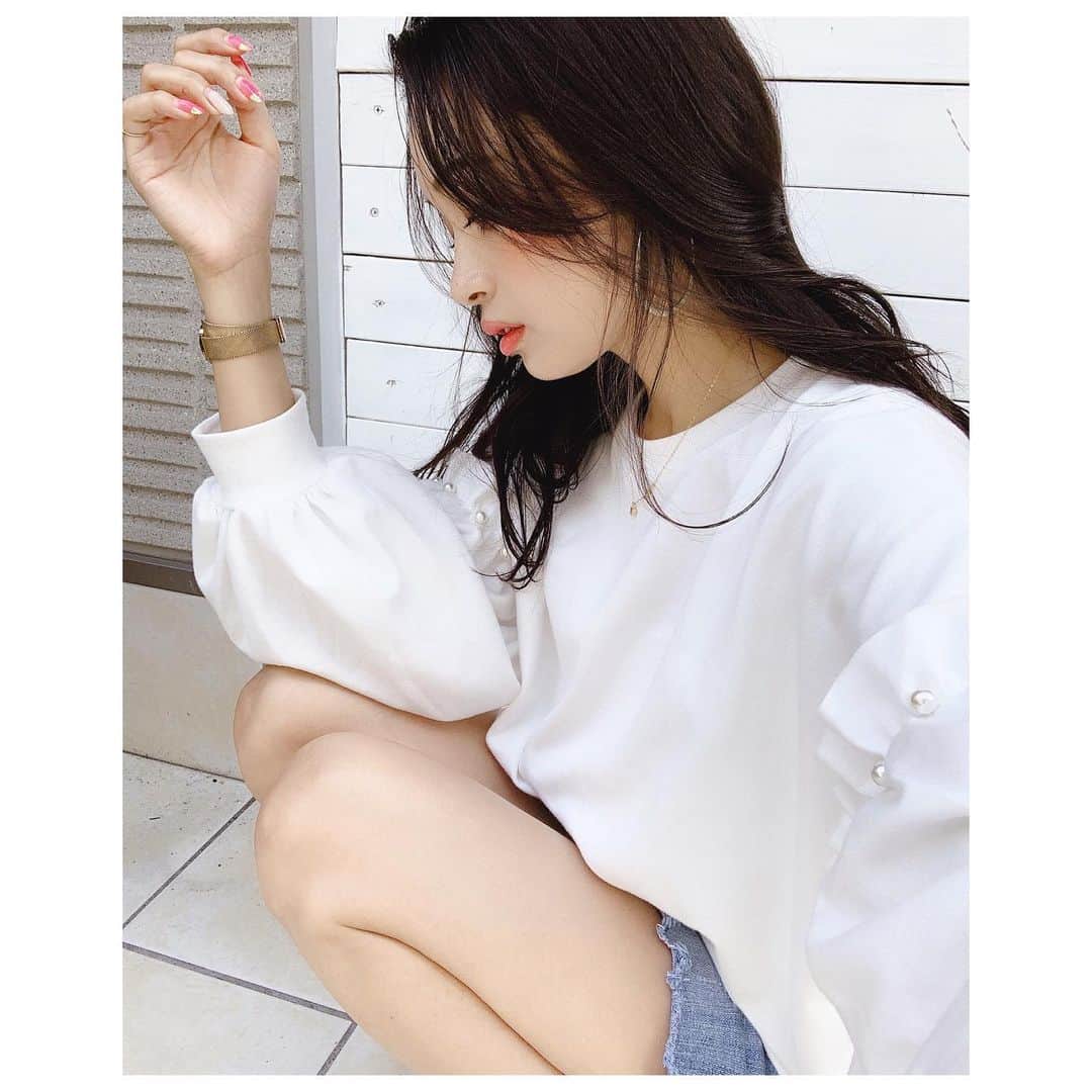 本多末奈さんのインスタグラム写真 - (本多末奈Instagram)「真っ白のTシャツはたくさん持ってますが。。 久しぶりに真っ白のトレーナー着てみました🐮♡ 袖にパールが付いててまくるとフレアになるなんて可愛いやないの🍋🍋🍋 @duras_official  #白トレーナー #スウェットトップス #デュラス #カジュアルコーデ #ootd #duras #sweattops」6月3日 16時17分 - honda_mana