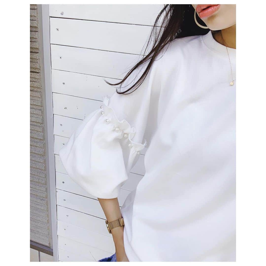 本多末奈さんのインスタグラム写真 - (本多末奈Instagram)「真っ白のTシャツはたくさん持ってますが。。 久しぶりに真っ白のトレーナー着てみました🐮♡ 袖にパールが付いててまくるとフレアになるなんて可愛いやないの🍋🍋🍋 @duras_official  #白トレーナー #スウェットトップス #デュラス #カジュアルコーデ #ootd #duras #sweattops」6月3日 16時17分 - honda_mana