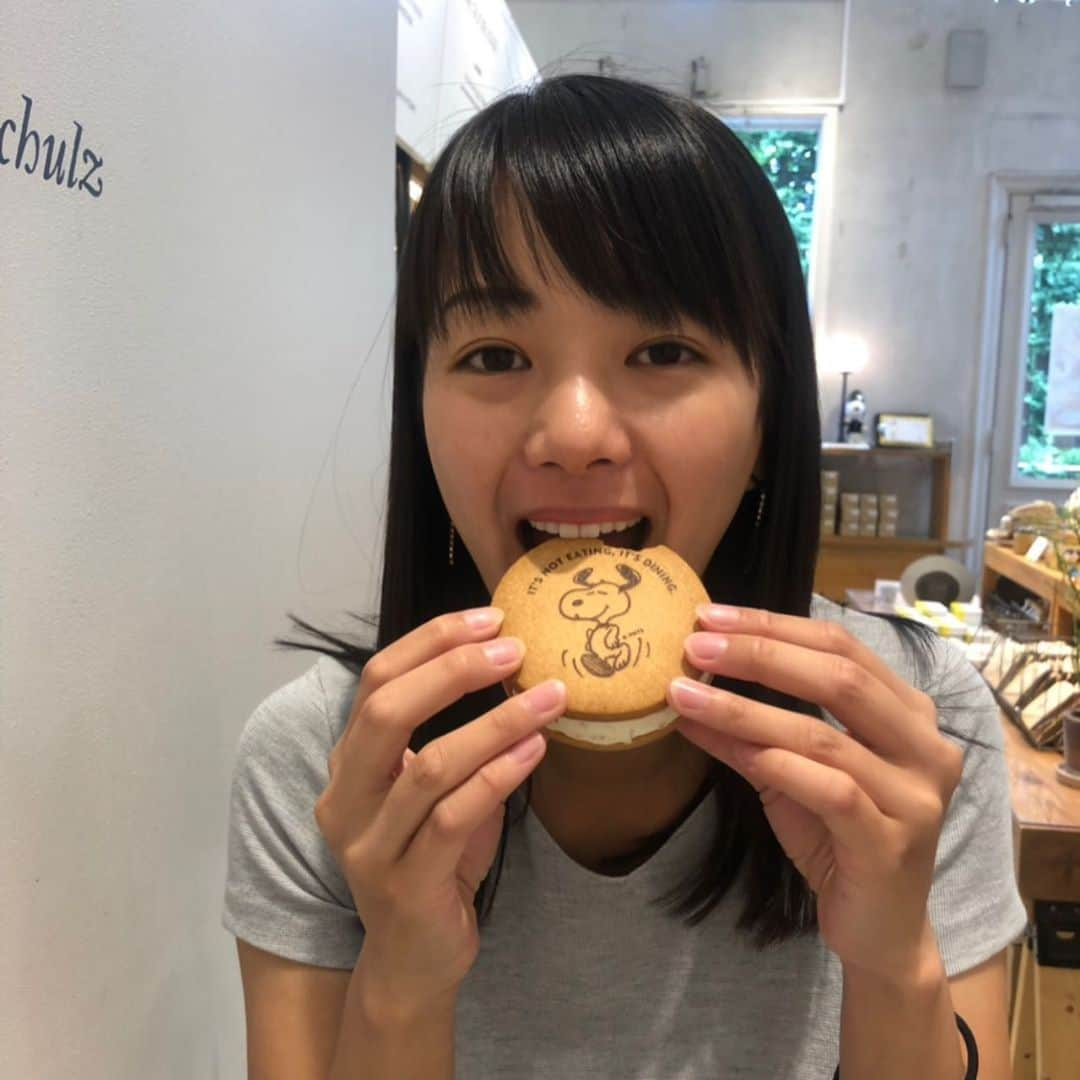 紀真耶さんのインスタグラム写真 - (紀真耶Instagram)「週末は母とふらーっとpeanuts cafe に行きました！ 前を通るたび気になっていてやっと行けましたー(^^) 食べているのはアイスクリームサンド！ 甘いものは心が平和になります♪  今週もJチャンネル午後4時50分からです！ ☆ ☆ #peanutscafe #アイスクリーム#甘党#レモネードも美味しい#スヌーピー#カフェ#ゆるい休日の過ごし方#テレビ朝日#スーパーjチャンネル #アナウンサー#紀真耶」6月3日 16時17分 - maya0kino