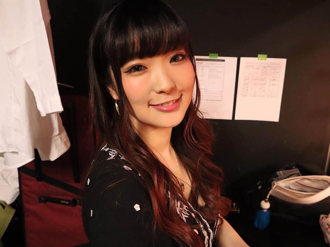 Yun chiのインスタグラム：「Birthday Live level.3 @loft.heaven  SOLDOUT ありがとうございました！！ いい笑顔でしょ？ふふふ . . . 1部は @yukikawamura821 さんにバックDJとトークゲストとして登場頂きました。最高のテクニックによりとっても歌いやすく聴きやすいそしてカッコいいステージに仕上げてくださった。 タオル回しでハニカム姿も素敵♩ オケライブ久々でした。 . 1部 1.Shake you* 2.Lucky Girl* 3.Guruguru* 4.ゴジラのため息 5.Trendy Night* 6.Your song* . . 2部は#ゆんちゃんバンド のみなさんと 今回はグランドピアノとウッドベースで大人っぽいセットでした。 たっちゃんとは、2年前のBDから、バンドとしては去年のBDからなので1周年を迎えました。みんなそれぞれの忙しい活動がある中で、成長しては時間を作って集まって来てくれる、バンド感もアップして来てる。今年はいろんな場所に様々な編成で出演する予定♩ . 2部 7.Vivace*(Movie) 8.dual* 9.Starlight* 10.Believe* 11.Mekurumekuru* 12.Surfer* . En.Wonderful Wonder Would* . . お祝い本当にありがとう！ 10年後は、もっと進化して裸足で歌ってられるように頑張ります、そして、今回観に来てくれた、ユンタリスタのみんな、関わってくれたゆんちゃんスタッフ、ゆんちゃんバンド、ゆきさん、LOFTheavenチームはじめ関係者の皆様、本当にありがとうございました！これからも応援よろしくお願い致します◡̈♥︎ . 最後の写真のみんなの笑顔が良いライブだった証だね！らぶっ #yunchi#liveperformance#birthdaylive#birthday」