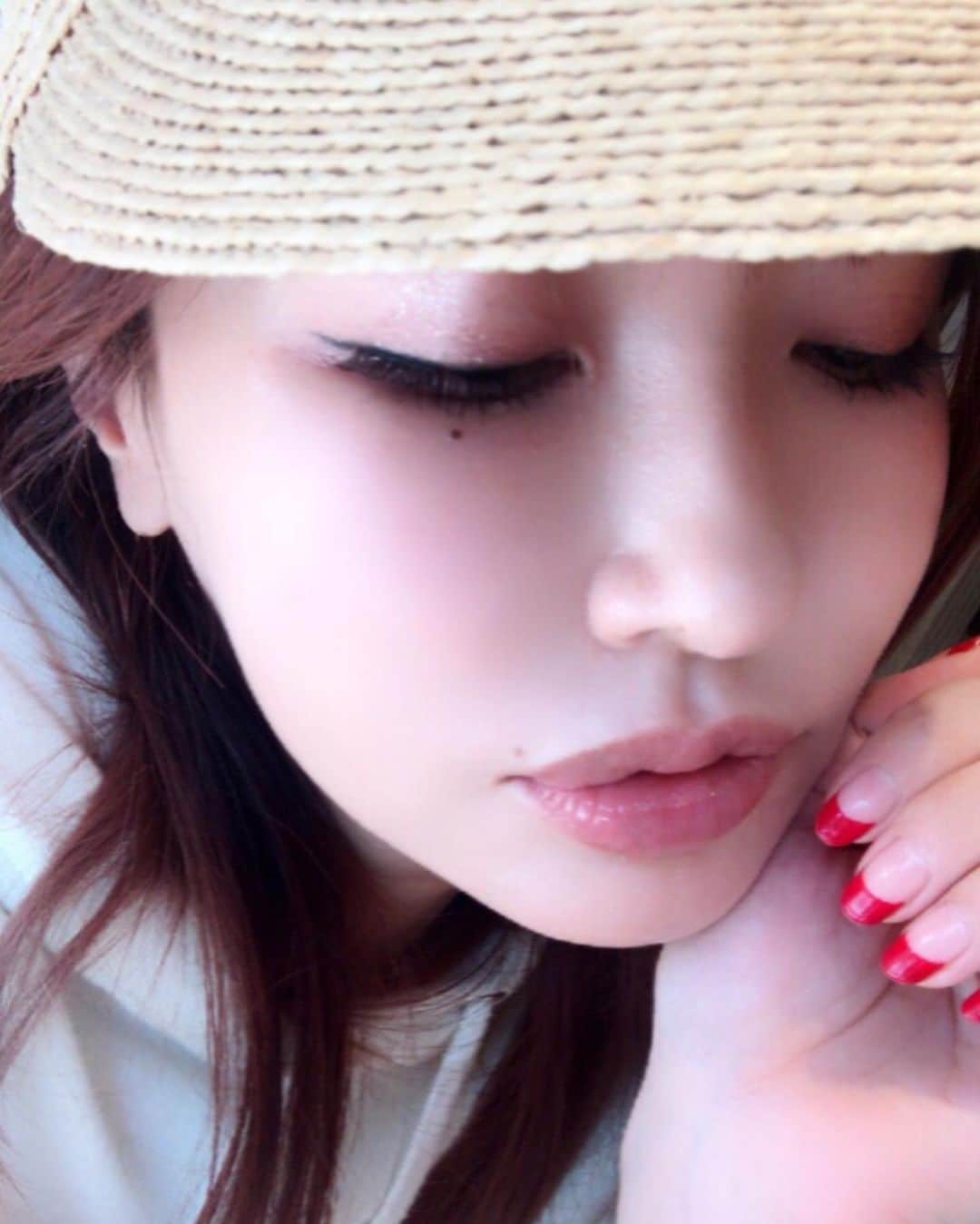 平子理沙さんのインスタグラム写真 - (平子理沙Instagram)「久しぶりにネイルを赤フレンチにしてみたのだ❤️透明感があるから涼しげで、夏っぽいかな〜🌞🌴 最近わたしは、 ずっとマニキュア派💅💕 #nails#lifestyle #beauty #fashion #risahirako #平子理沙」6月3日 16時20分 - risa_hirako