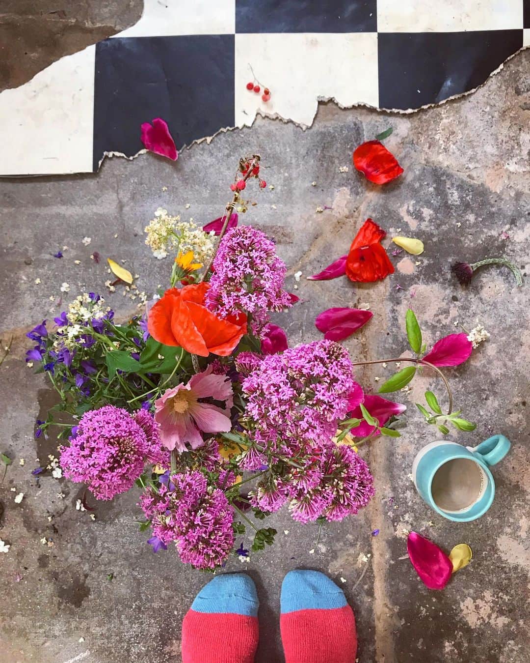 Tea and sittingのインスタグラム：「Making yesterday’s kitchen floor disaster into a morning #wabisabi moment 🌿🌸💞 ( you can see what happened to the floor in my Stories 😩 )」