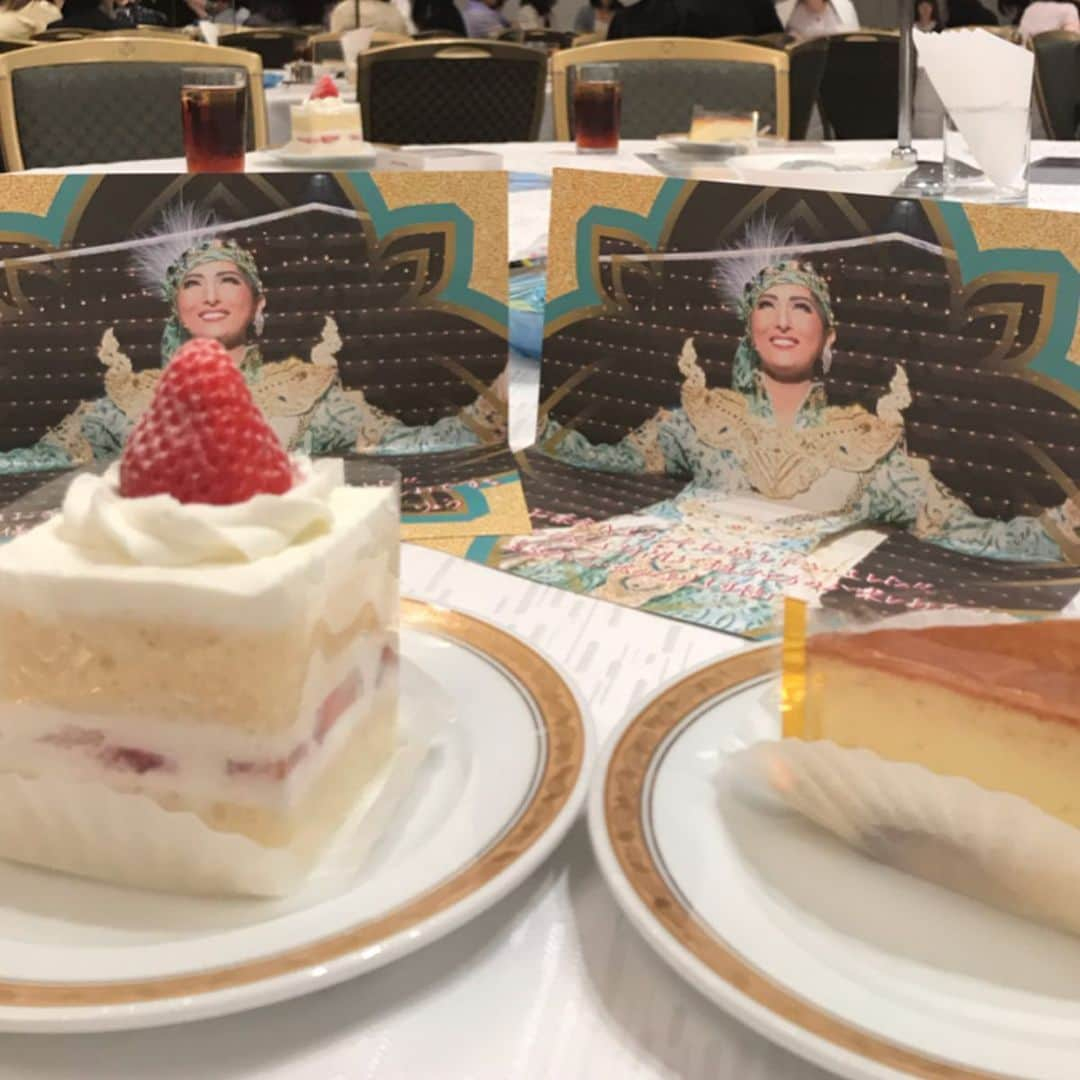 Maiko Shibataさんのインスタグラム写真 - (Maiko ShibataInstagram)「もはや宝塚の事しかあげてないけど🤭笑  観劇とお茶会で弾丸東京へ〜  1ヶ月ぶりのたま様に胸いっぱい🥺🥺🥺♡♡♡ @tuchi_mariko  ありがとうー♡  #たま様#顔ちっちゃ#珠のようなお肌#お顔も心も美し過ぎる#笑って最後はホロリ#最高のお茶会♡」6月3日 16時30分 - maikoshilog