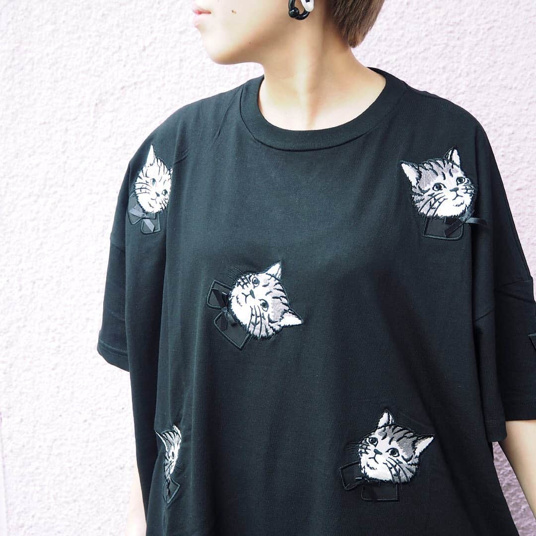 EST osaka-umedaさんのインスタグラム写真 - (EST osaka-umedaInstagram)「ネコの刺繍が可愛いBIGシルエットのTEEシャツ♡ 1枚でワンピース風に着ても、丈の長めのスカートと合わせても可愛く着こなせます！ ・ ・ ・ ・ ■SPRUDED UP CAT TEE カラー：オフホワイト、ピンク、ベージュ、ブラック ・ キャンディストリッパー TEL：06-6376-1588 ・ @candystripper_official #エスト #梅田エスト #梅田est #umedaest #キャンディストリッパー #candystripper #梅田 #umeda #大阪 #osaka #오사카 #関西 #kansai #간사이 #關西 #关西 #ショッピング #おしゃれな人と繋がりたい #おしゃれ好きな人と繋がりたい #おしゃれ好き #ファッション部 #tシャツワンピ #tシャツ #tシャツコーデ #ビッグt #猫t #ネコt #ねこt #猫柄 #スタッフコーデ」6月3日 16時30分 - est_umeda