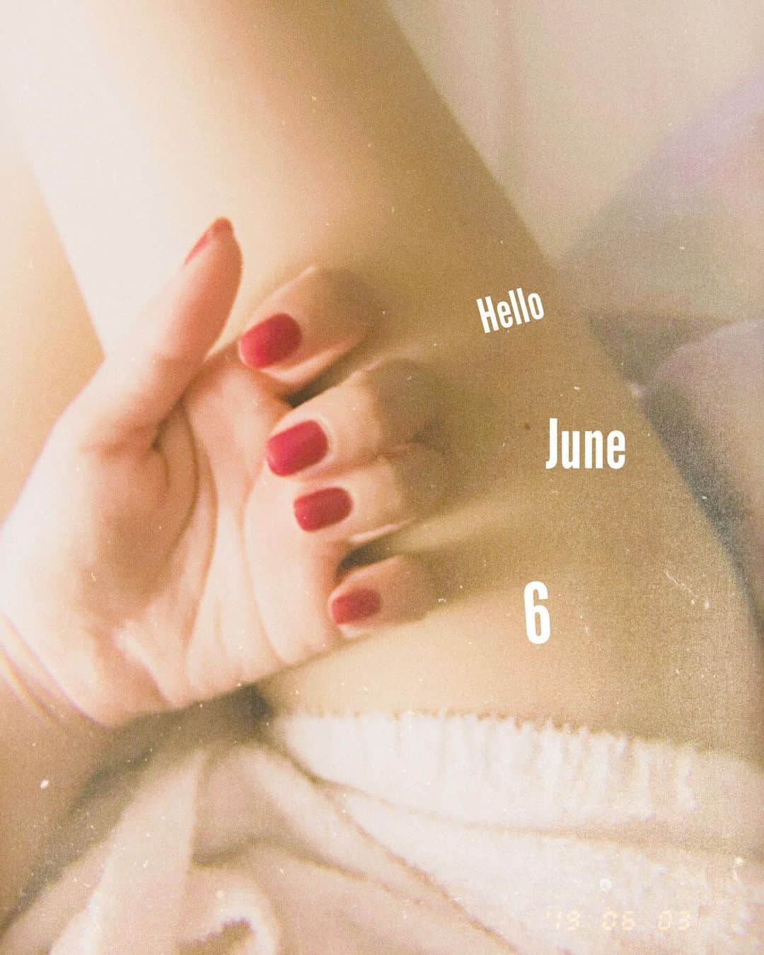 菜々香のインスタグラム：「6 month 🦋☁️ そろそろ梅雨だねぇ! 頭重たくなるから 雨女なんだけど雨はいやだ！ 雨すきな人いるのかな、いるか ななは新しいこと初めてみようかなって思っている やってみたい事自分でやるのって 時間かかるね心折れそうだけど 頑張ろー笑 今がやれる時やから頑張ってみよう  #june#6月#nail#red#instagood#instagram#instananaka#nanaka#菜々香」