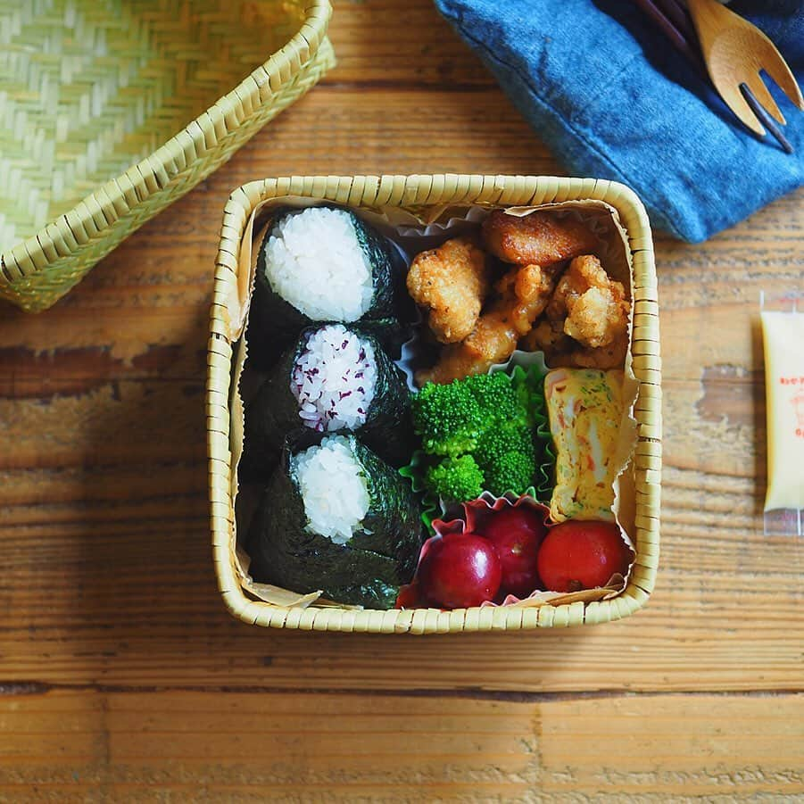 シンプルご飯が好き。さんのインスタグラム写真 - (シンプルご飯が好き。Instagram)「2年生の遠足弁当 3種のミニおにぎり 醤油唐揚げ 蒸しブロッコリーとマヨ 青海苔とカニカマの卵焼き アメリカンチェリー ―――☞﻿―――☞﻿―――☞﻿𓃰⋆⋆ おにぎりの具は鮭、ゆかり、カツオ梅 小さなおにぎりはひとつ5〜60グラム。 この位ならおにぎり用の海苔が ちょうど良いサイズでお雛様巻きに。 大人ならふた口でいけちゃうサイズです。 ブロッコリーはマヨ必須の息子用に お弁当用小さなマヨネーズも。 夕方にお菓子を買いにスーパーへ。 300円以内にしなきゃダメよ。 バナナはおやつに入らないからね〜 なんて昭和のギャグは息子には伝わらず 軽く無視されて傷つきましたが そこは顔には出しません。大人なので。 息子の選んできたお菓子はというと ウメトラ三兄弟とミニサラミ、ゼリー。 めっちゃ少なくて逆にびっくり。 全部で50円ですみました。」6月3日 16時45分 - heavydrinker