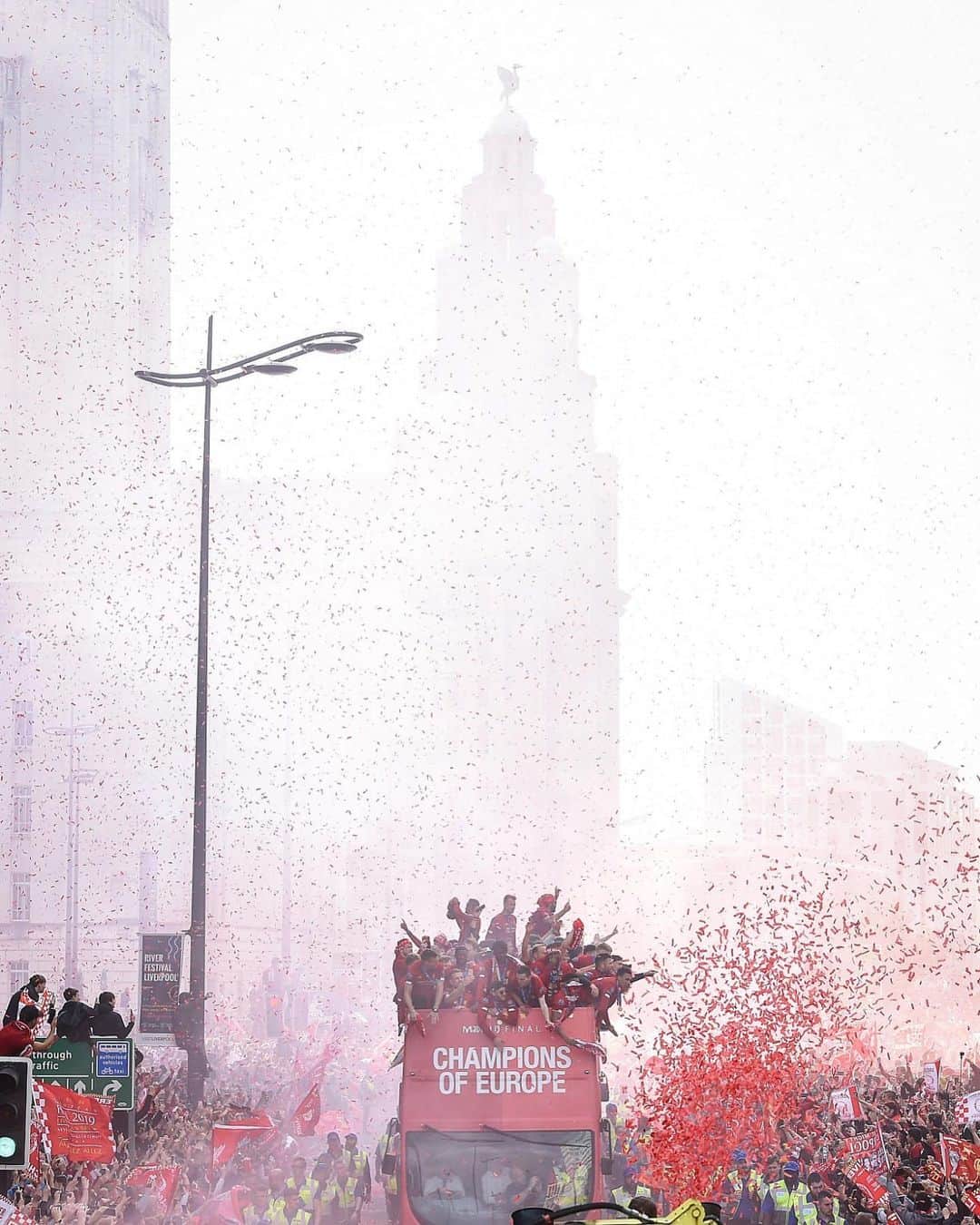 リヴァプールFCさんのインスタグラム写真 - (リヴァプールFCInstagram)「Yesterday was special. Thank you Reds ❤️❤️ #SixTimes #ChampionsOfEurope」6月3日 16時48分 - liverpoolfc