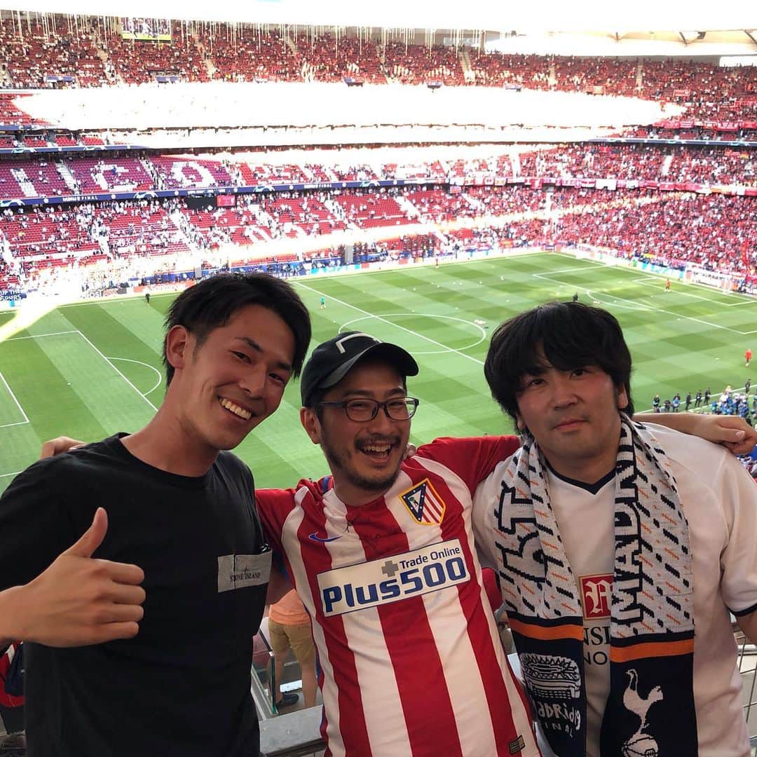 大川佑のインスタグラム：「UCL決勝への弾丸ツアーも、今日で終わり。最終日は体調崩してしまい、丸一日寝込んでしまいましたが、良い仕事ができたんじゃないかなと思います。  東海オンエアのりょうくん @to_ryoo 、小松くん、江間くん、亀山さんお疲れ様でした。りょうくんと、マネージャーの亀山さんが想像以上にサッカー好きで驚きましたが、だからこそ良い旅になったのかなと。この旅の様子は追ってりょうくんのチャンネルから出るそうなのでお楽しみに。  #UCL #DAZN #東海オンエア #Goal #サッカーキング」