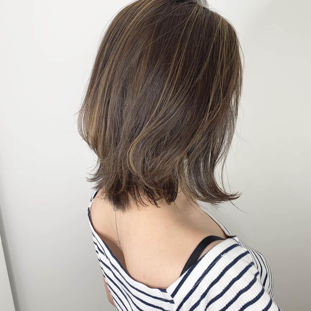 鮫島邦明のインスタグラム：「ハイライト10枚の以内のデザイン ワンカールデザイン #ハイライト #アッシュカラー #梅田美容室 #梅田美容院 #ヘア#梅田ヘアスタイル #髪型 #ヘアセット #ヘアメイク #キラ水 #グラデーション #ホリスティックカラー #ヘアアレンジ #アレンジ #パーティー #ポニーテール #クルリンパ#gu #snidel #梅田美容師 #モデル #サロンモデル #サロモ #ヘアカタ #ショートヘア#ショート #aujua --------------------------------------. 梅田と東京出店を計画中 スタッフ募集中メッセージくださいね★ AVANCE.CROSStuin梅田茶屋町 TEL06-6377-7211 AVANCE.CROSSmel c西梅田 TEL06-6348-2050 gif.hair TEL06-6377-7277 AVANCE.京橋 TEL06-6356-1555」