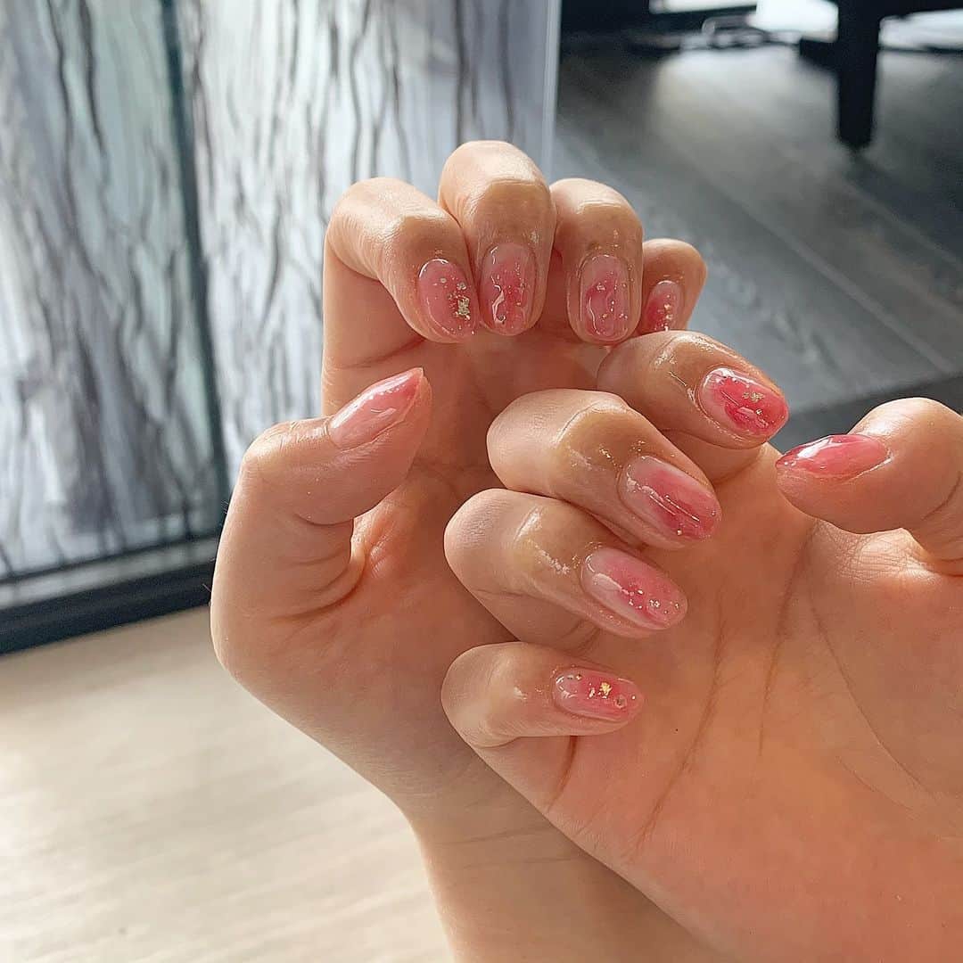 RUBY&ONYX by Kanako Miuraのインスタグラム：「ふんわりピンクニュアンス💗 ・ 6/4 12:00〜,15:00〜,18:00〜 6/5 14:30〜,17:00〜,18:30〜 6/6 18:30〜  ご案内可能でございます🥰 その他のお時間もご相談くださいませ。  お子様もお隣に座れるペアルームや個室もございます💡 ・ ・ ・ 🌿月額制もやってます🌿 ○プレミアム会員(ハンド&フット)¥29,800(税抜)・ ○ハンドレギュラー会員¥14,800(税抜)・ ○フットレギュラー会員¥14,800(税抜)・ ・ それぞれ全てのメニューが月に何度でもご利用頂けます。  ご予約、お問い合わせはDMまたは 0354595882 LINE ID：@ rubynail までお気軽にどうぞ💫  #daikanyama#nailsalon#nail#gelnail#rubyandonyx#summer#summernails#handnail#mode#cool#studs#menscare#ART#mirrornails#メンズネイル#メンズケア#定額制ネイル#通い放題#ジェルネイル#ネイル#ノーサンディング#ショートネイル#大人ネイル#ユニコーンネイル#シンプルネイル#代官山ネイルサロン#トレンドネイル」