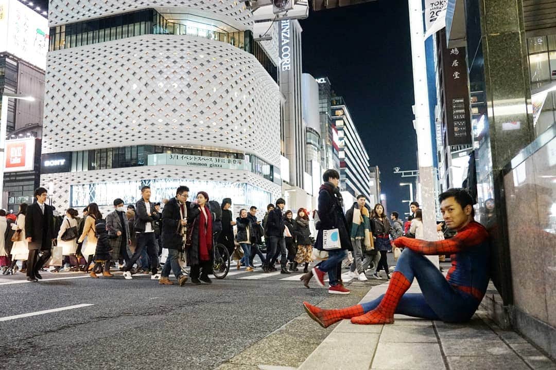 Japanese Spidermanのインスタグラム：「仕事とスパイダーマンの両立は難しい。  仕事も全うしてこそ、リアルヒーローとsay to myself★  #週末ヒーロー  #スパイダーマン#マーベル#アベンジャーズ#銀座#一眼レフ#被写体#コスプレ#夜景#spiderman #marvel #cos#アメコミ#サラリーマン」