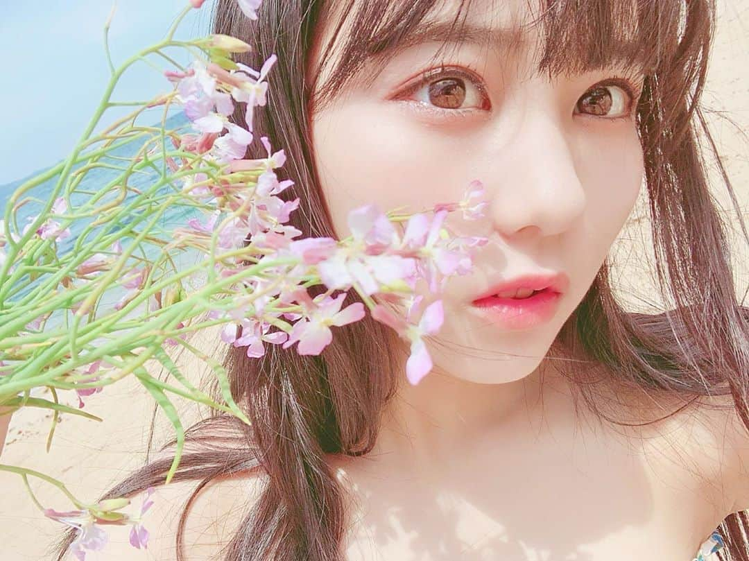 田中美久さんのインスタグラム写真 - (田中美久Instagram)「💐フォロワー8万人. . いつもInstagramを見て下さっている方々ありがとうございます😊フォロワーが8万人超えました！. . まだInstagramを初めて1年も経ってないですがこれからもっとInstagramを使いこなしてインスタの成長？を見届けて下さると嬉しいです…！笑. . コメント📝気軽に待ってるしいいねもして下さったら嬉しいです！！見ていて面白い！オシャレ！綺麗！映え！など楽しいInstagramに出来るようこれからもっと頑張ります🐻💐 #フォロワー8万人突破  #ありがとう #目指せ10万人 #💐 #これからもよろしくお願いします」6月3日 17時07分 - mikumonmon_48