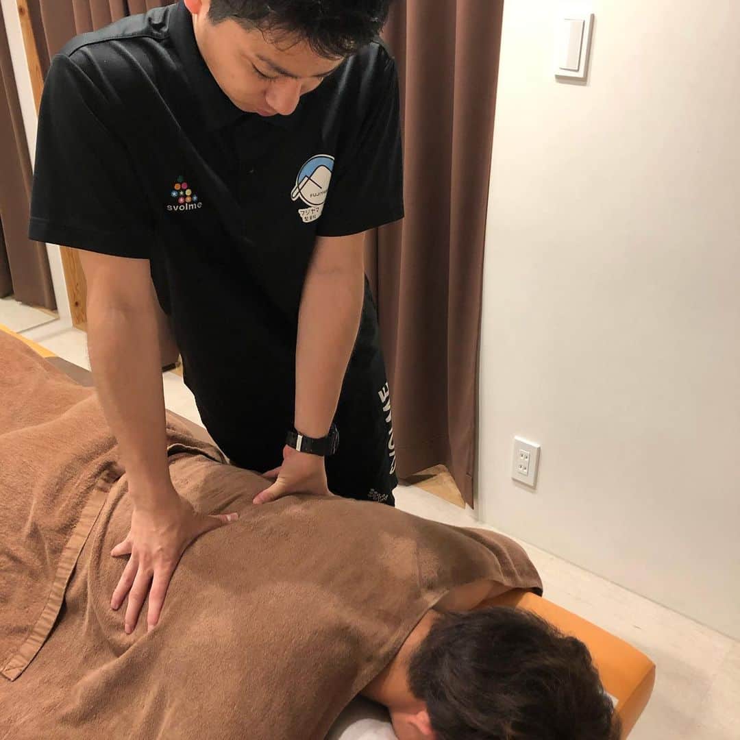 福田秀平のインスタグラム：「今日は身体のメンテナンス！ 明日からの交流戦に向けて！ #フジヤマ整骨院 #益田院長 #脇腹の肉離れ #インディバ」