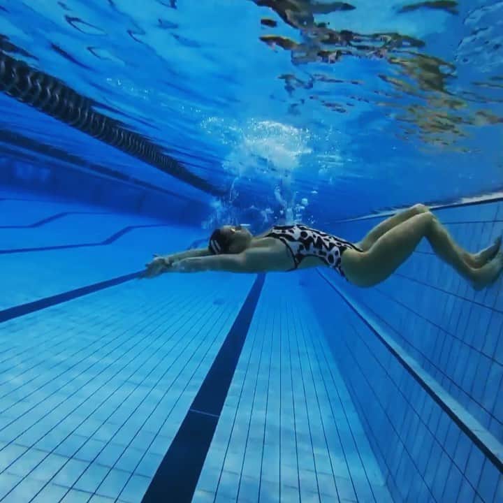 エミリー・シーボームのインスタグラム：「Running out of breath trying to count the lane ropes to remind me how many days to go till trials!  Comment below when you work it out ⬇️ #countdownbegins #underwater #swimming」