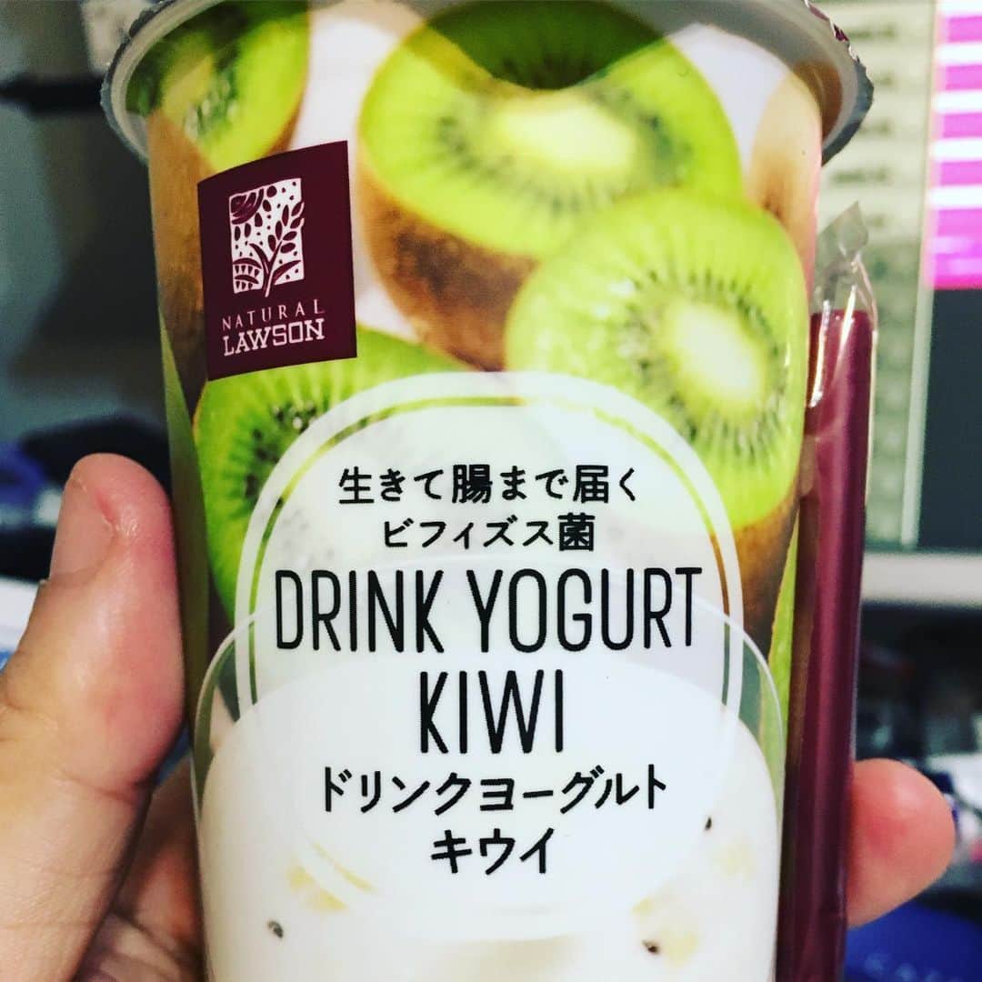 Shinnosukeさんのインスタグラム写真 - (ShinnosukeInstagram)「今朝スタジオでいただいたコレ、美味いな！キウイ🥝大好きヨーグルト大好きなのでbene👍  #drinkyogurtkiwi #yogurt #kiwi #ヨーグルト #キウイ #bene #buono」6月3日 17時13分 - shinscapade