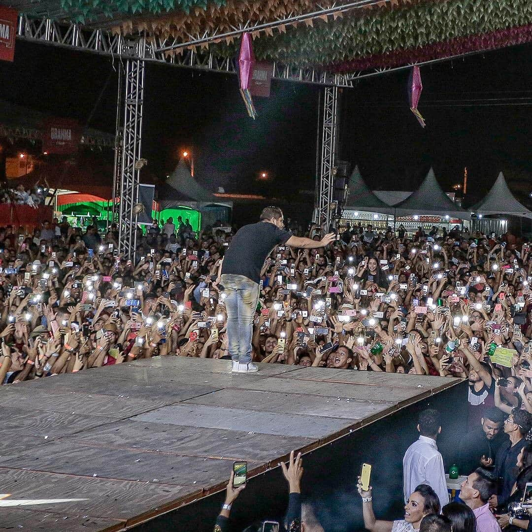 Jorge & Mateusさんのインスタグラム写真 - (Jorge & MateusInstagram)「Que festa linda em Teixeira de Freitas. Bahia sempre arrebenta! ❤️Arraste e confira! 📷」6月3日 22時47分 - jorgeemateus